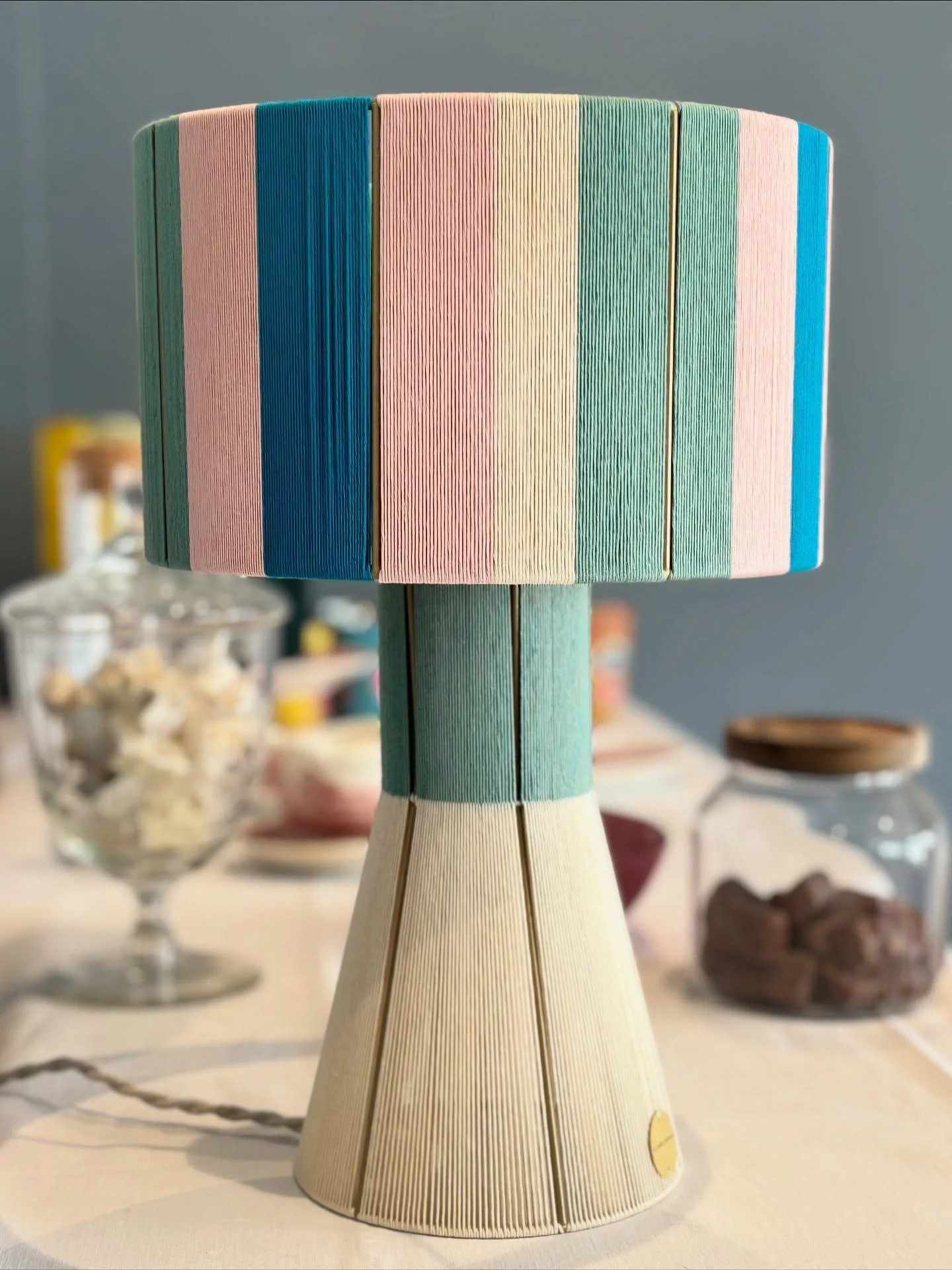 Exclu❗️Les 4 derniers mod&egrave;les d&rsquo;expo du showroom des lampes tiss&eacute;es sont brad&eacute;es &agrave; 50%💥
- l&rsquo;Irresistible (rose) la Passionn&eacute;e (rouge) l&rsquo;Epicurienne (bleu ciel) sont &agrave; 200&euro;
- l&rsquo;At