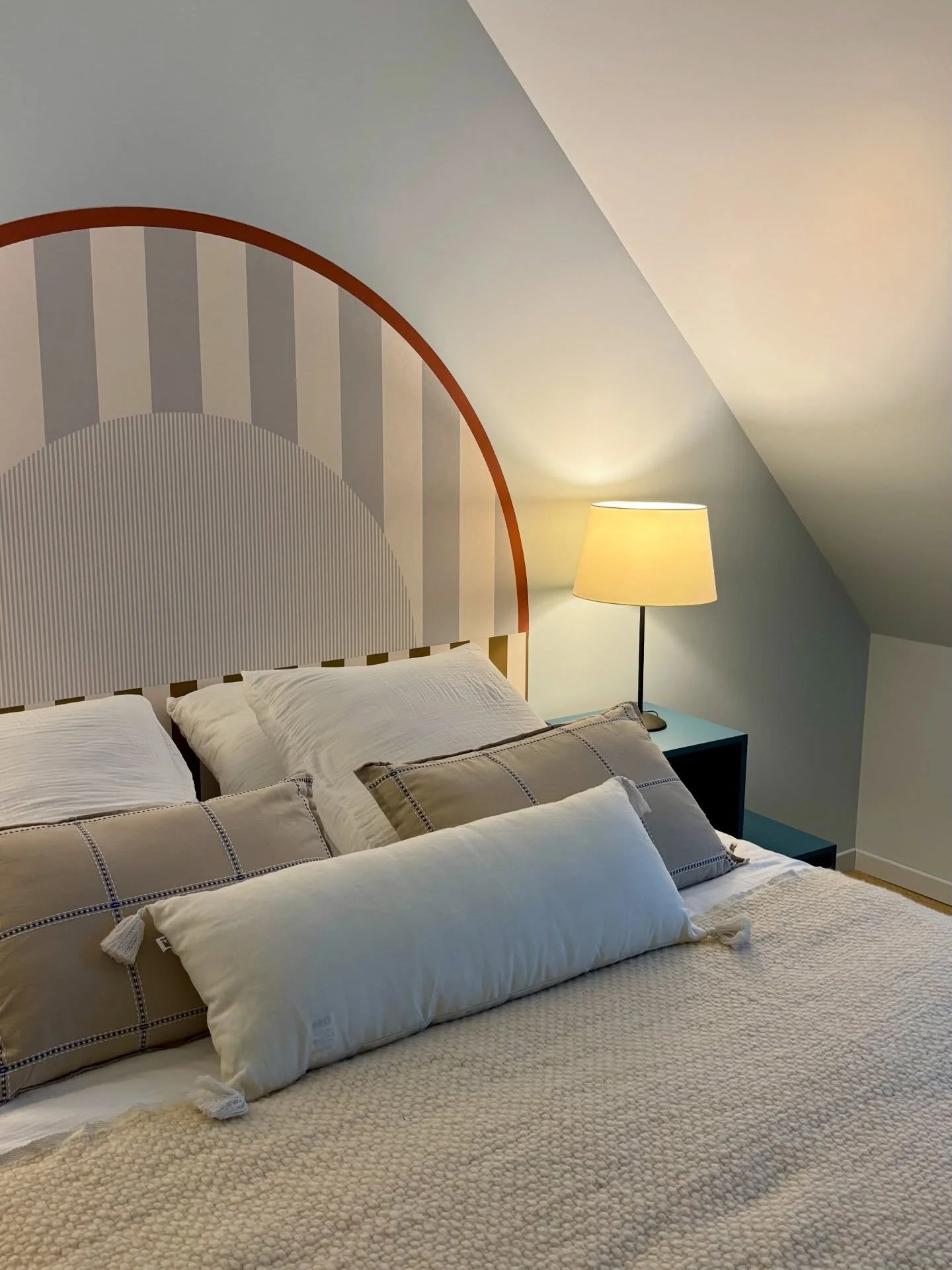 Mon bleu pr&eacute;f&eacute;r&eacute; du moment C&eacute;leste 🩵 ( @maisonsarahlavoine X @ressource_peintures )
Tr&egrave;s lumineux &amp; jamais terne, il me rappelle les ciels radieux des plafonds oniriques des grands &eacute;difices r&eacute;alis