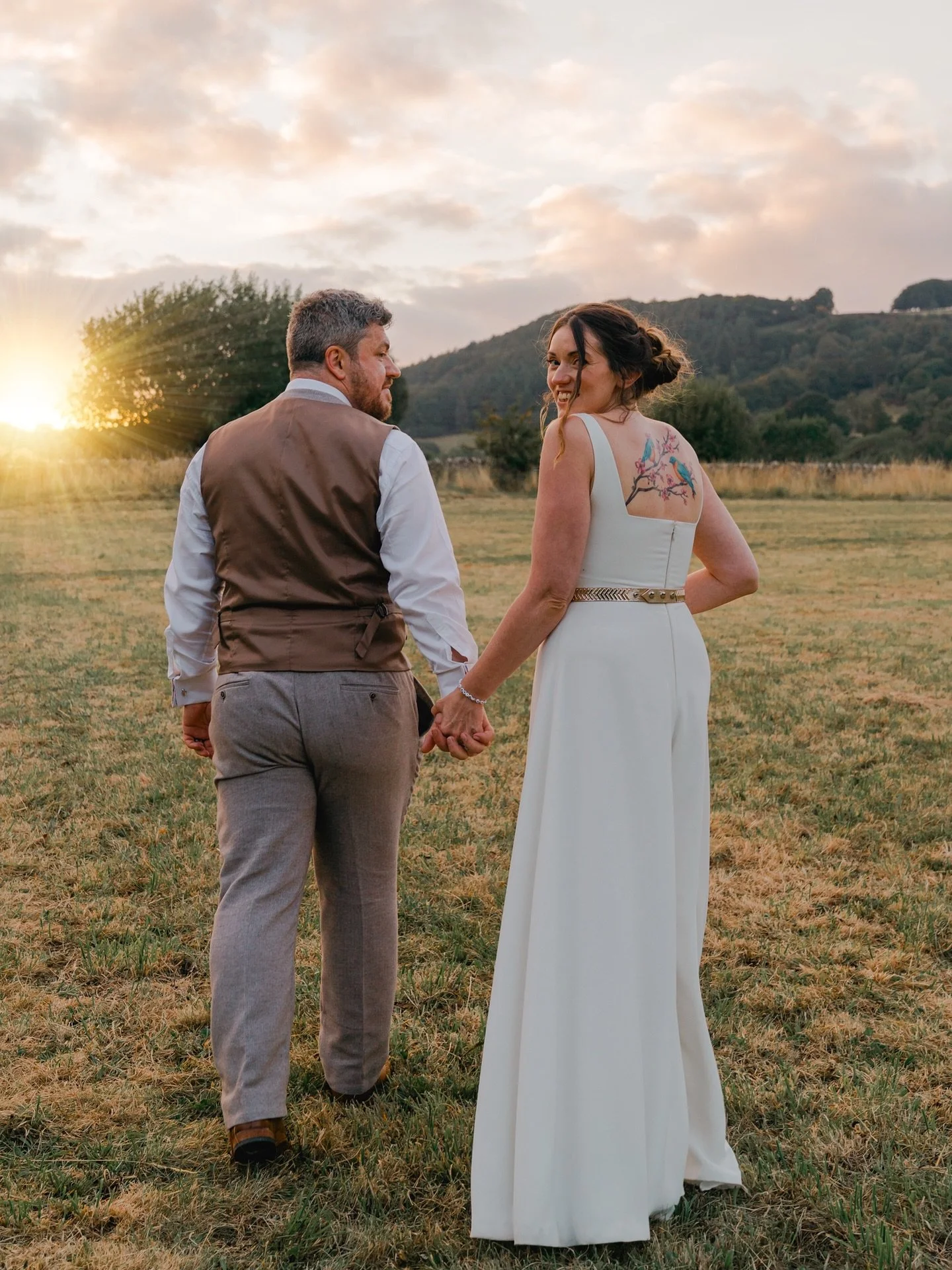 A stunning golden hour at Eyam Hall! 🌅

#eyamhallweddings #yorkshireweddingphotographer #peakdistrictwedding #weddinginspo #Weddingvibes #colourfulwedding #ukweddingphotographer #realweddingmoments #weddingmoments #documentaryweddingphotography #can