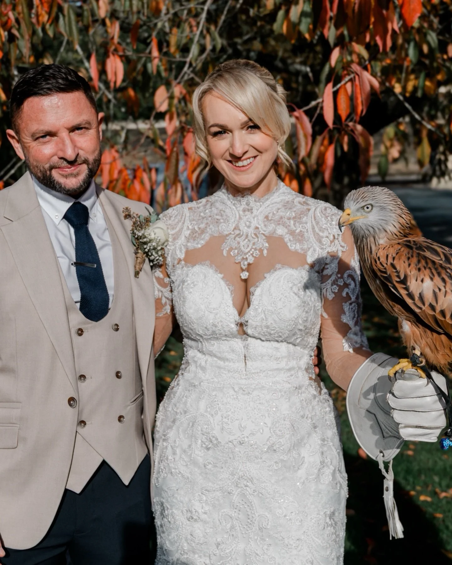 The best wedding days always include something you genuinely love!

For Rachael and Paul, that meant sharing their day at @eastriddlesdenhallweddings with some amazing birds of prey, thanks to @smj_falconry 🦅 Safe to say the guests loved them just a