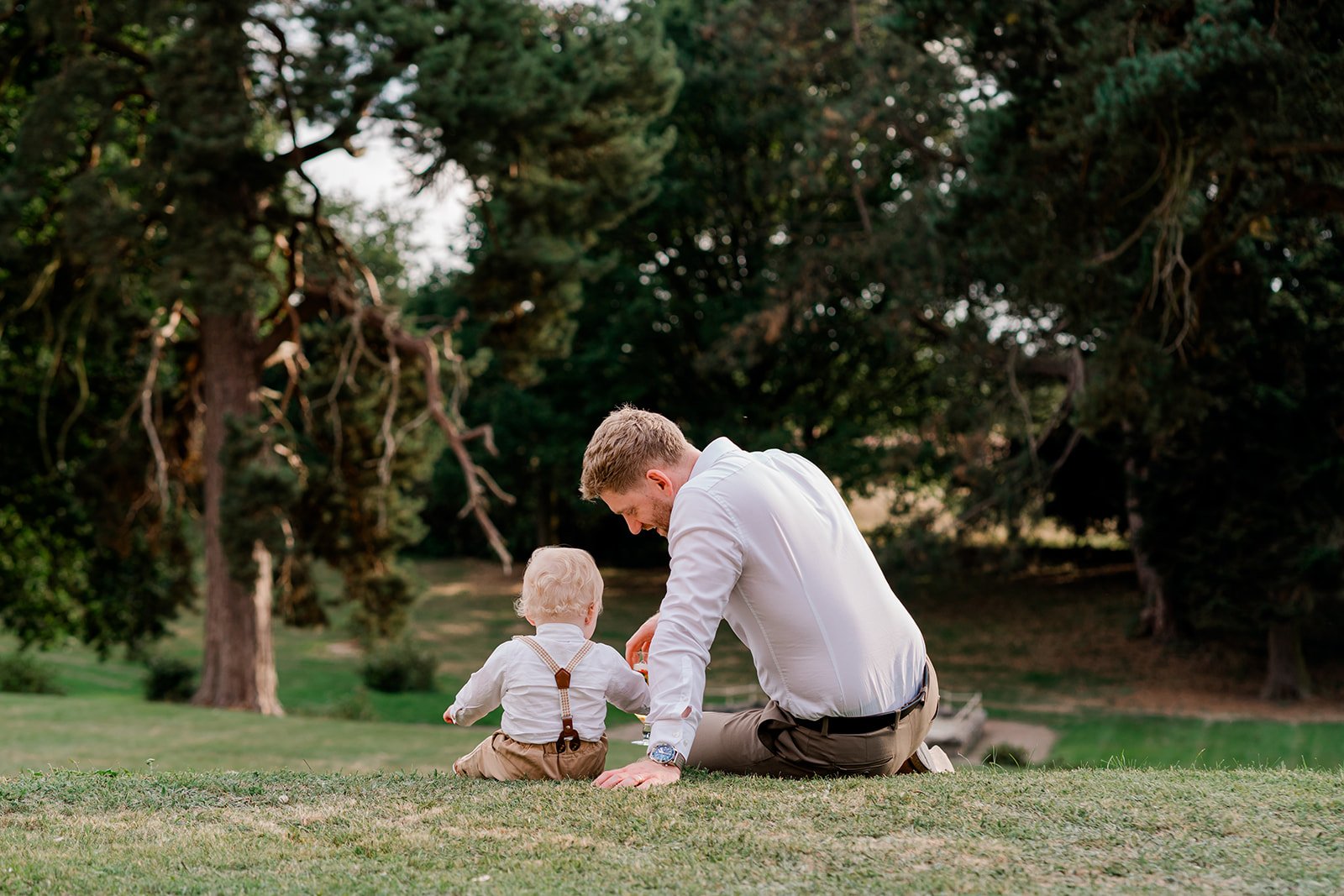 How Wedding Photographers Stay Unobtrusive