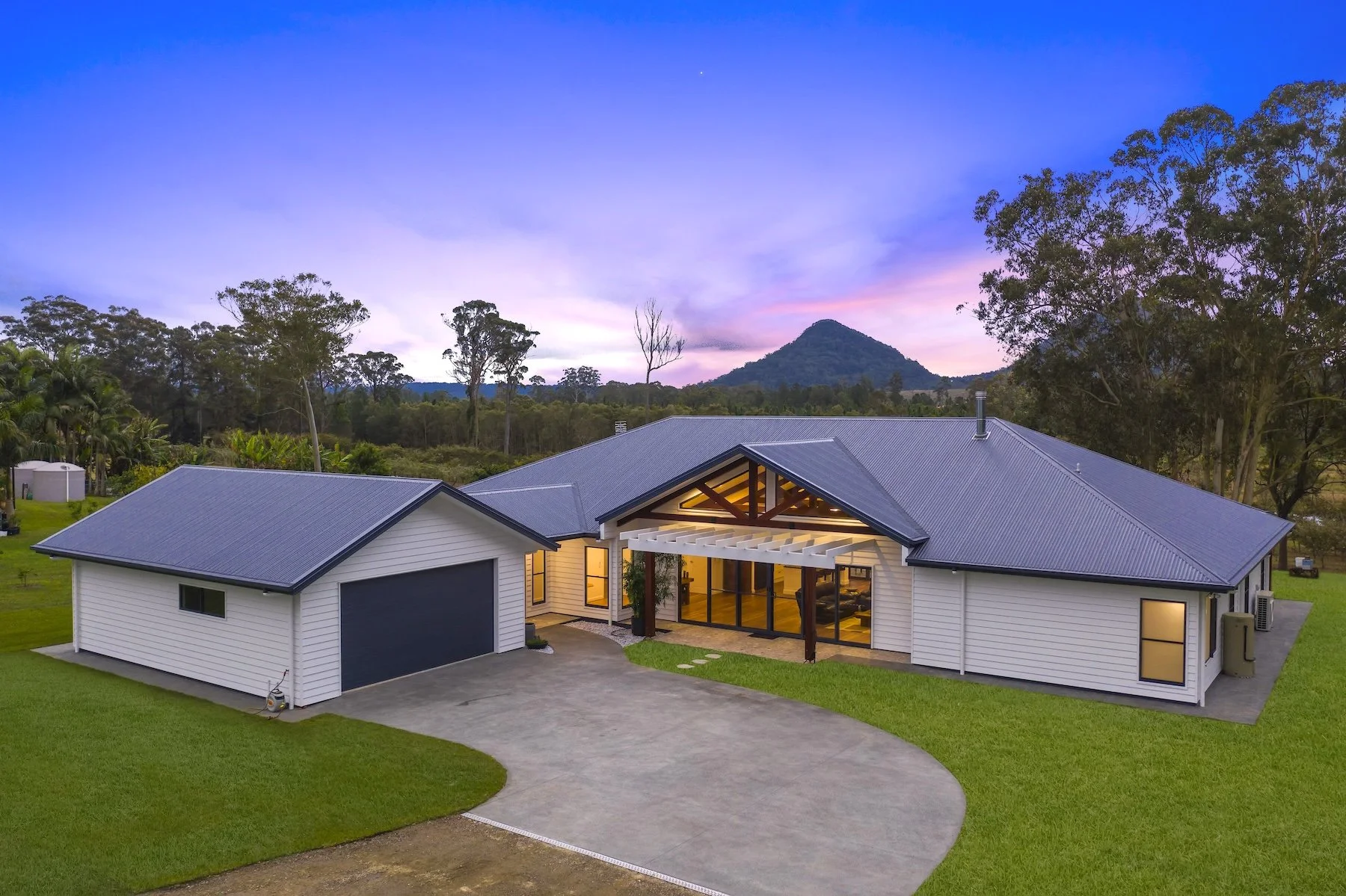 GLASSHOUSE MOUNTAINS