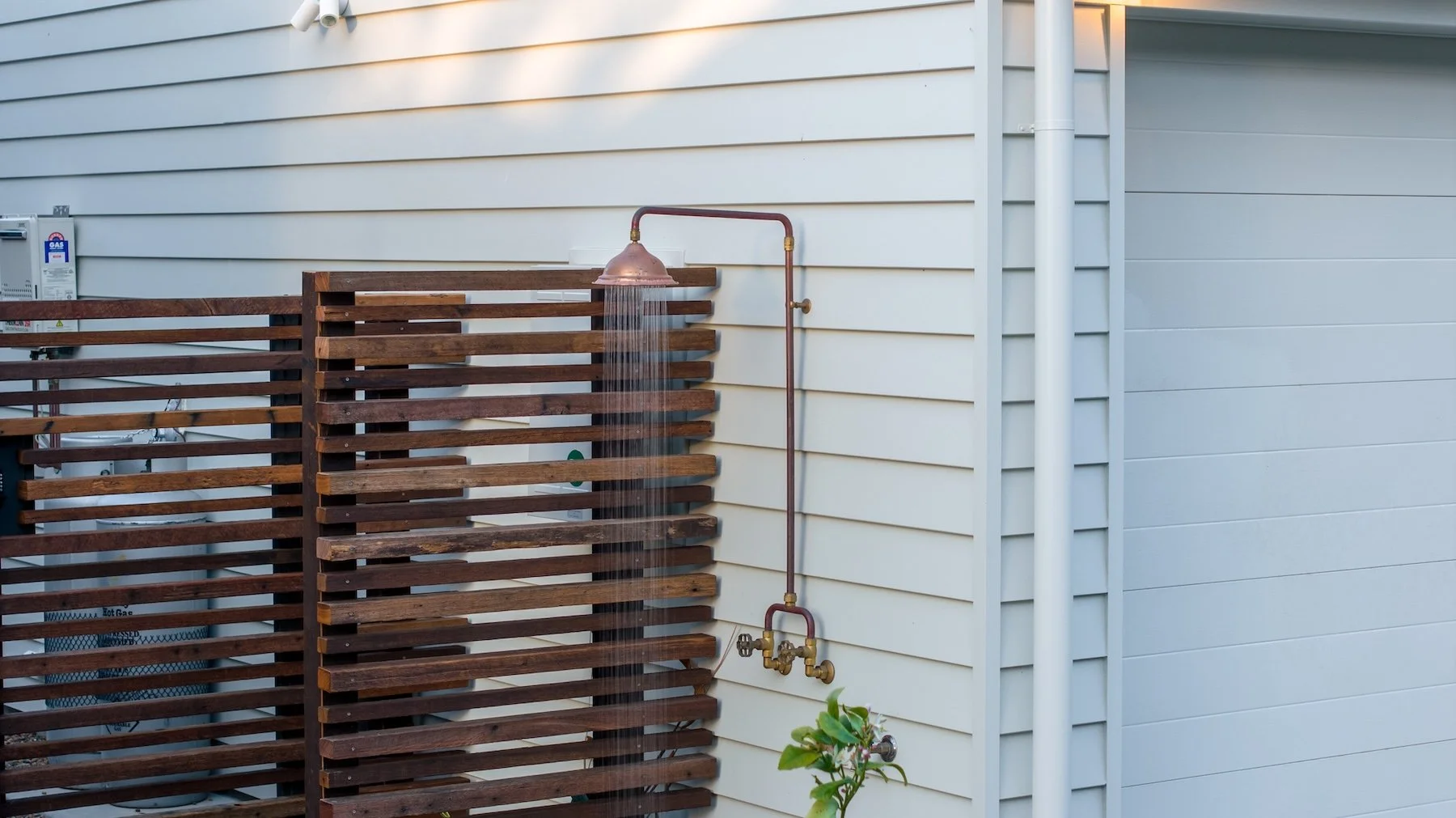 driftwood-agnes-water-builder-exterior-shower.jpg