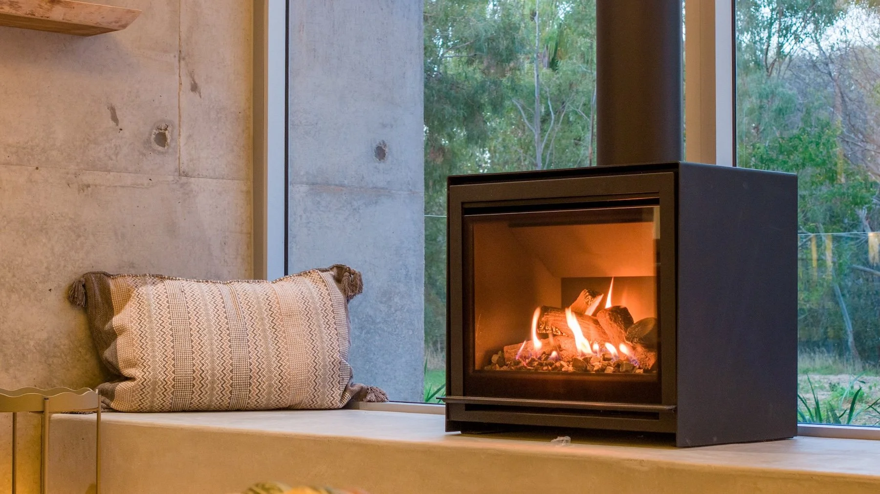 driftwood-agnes-water-builder-interior--fire-place.jpg