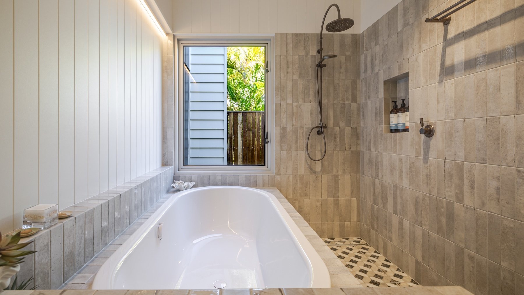 driftwood-agnes-water-builder-interior-bath.jpg