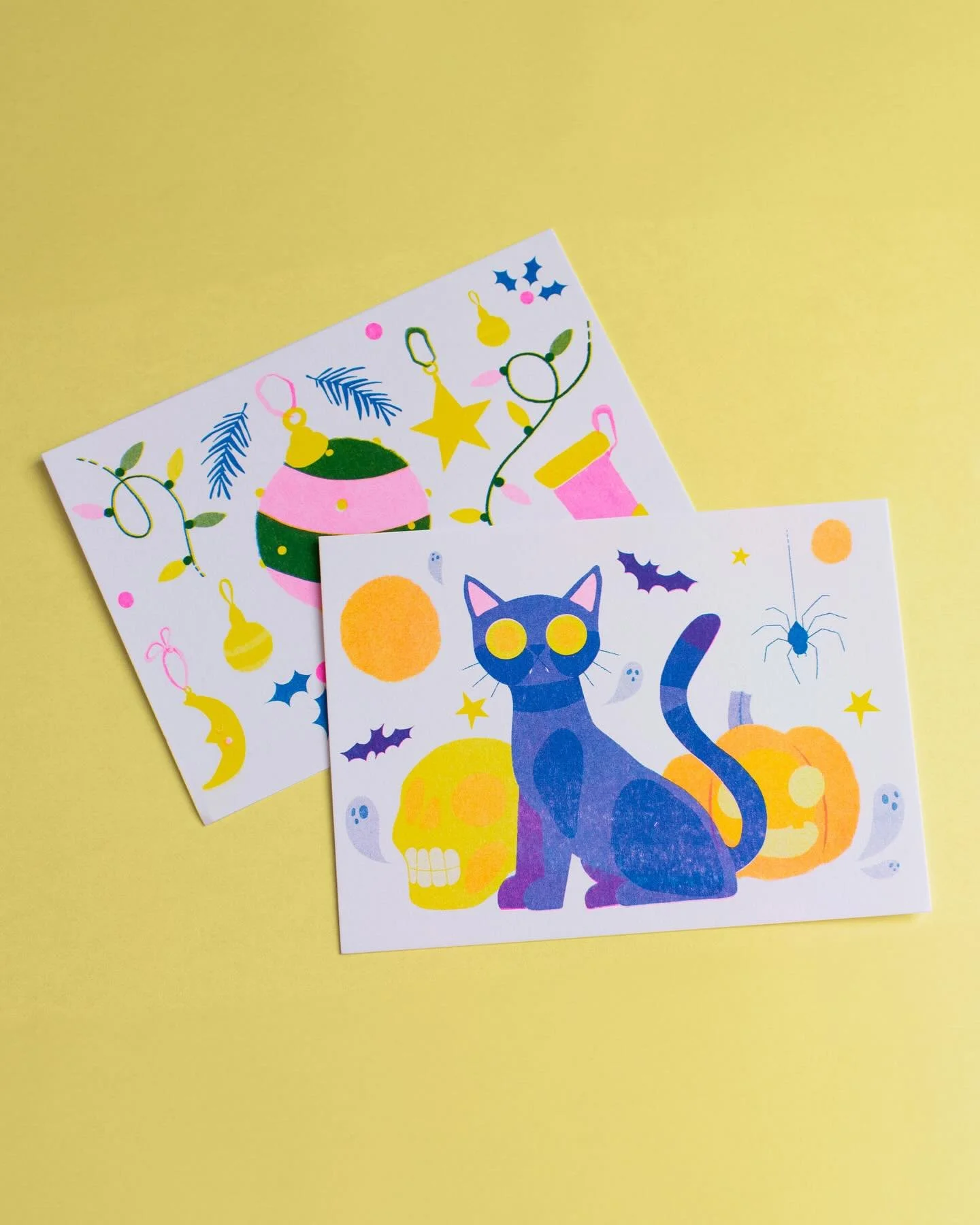 Elles sont arriv&eacute;es ! Voici 2 petites cartes de v&oelig;ux en riso pour les f&ecirc;tes. Elles seront disponibles d&egrave;s ce week-end au march&eacute; de cr&eacute;ateurs de @la_drole_d_epicerie ⭐️