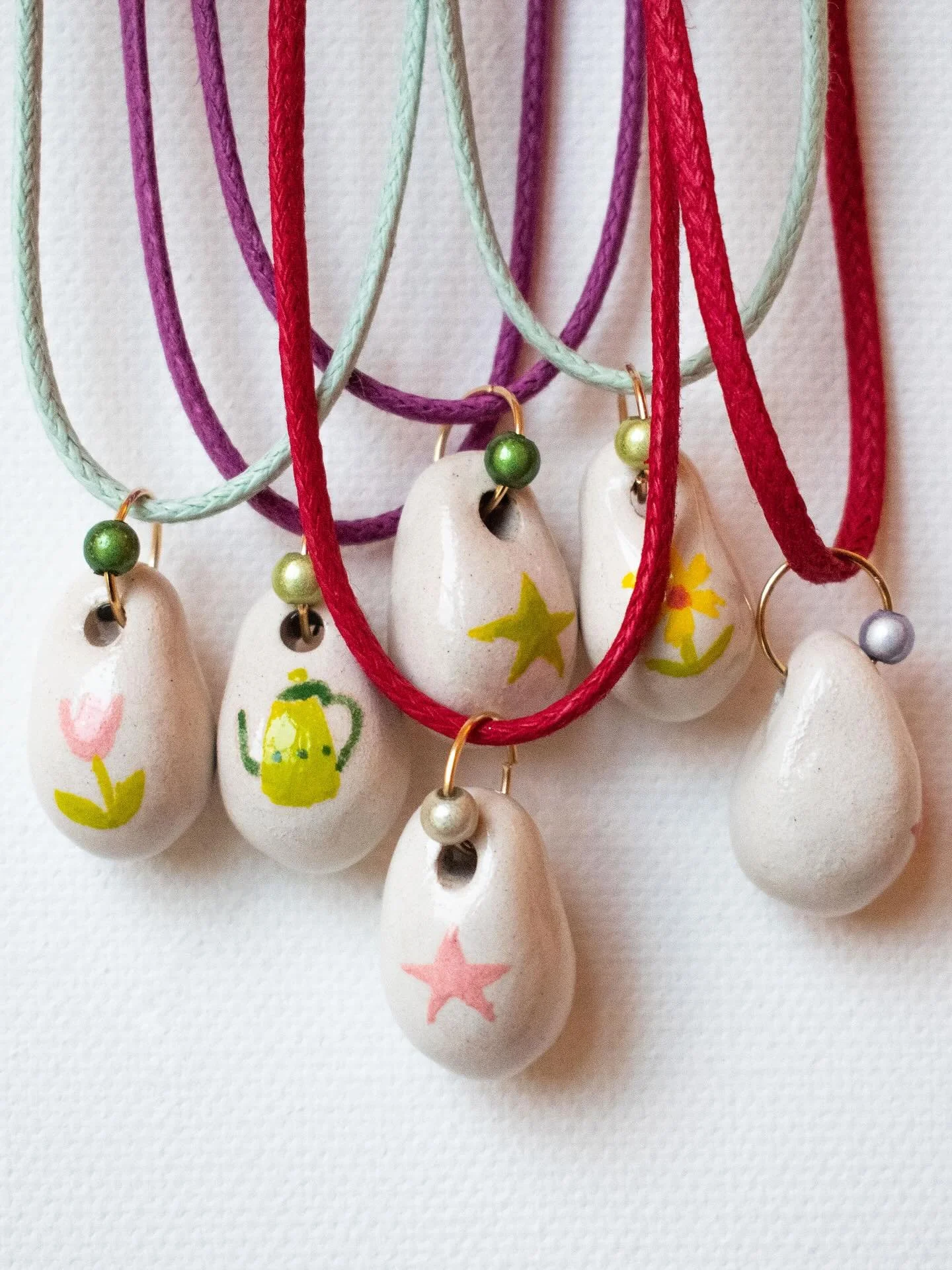 Encore une petite nouveaut&eacute; 🌷 des colliers en c&eacute;ramique r&eacute;alis&eacute;s, en partie, &agrave; l&rsquo;atelier de @mathildedenizart ! 
&bull;
Ils seront dispos d&egrave;s ce week-ends au march&eacute; qui fait peur de @labaraka16 