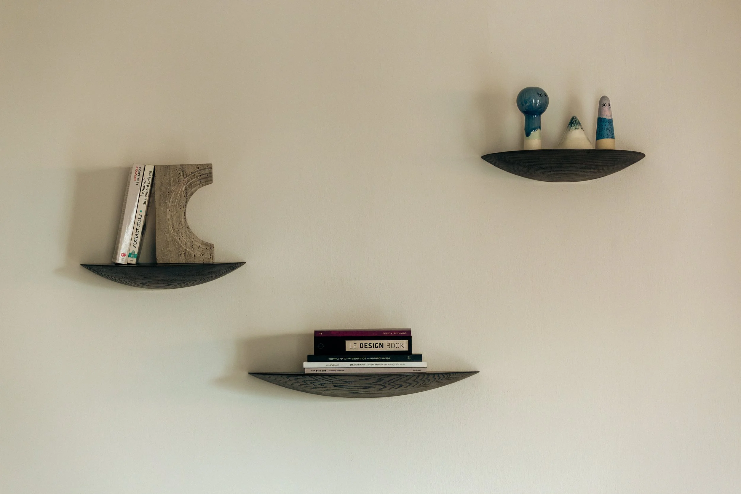 65 m² Paris apartment in Montmartre, reimagined with Scandinavian clarity and discreet japonisant details, combining minimalism, warmth, and functionality.