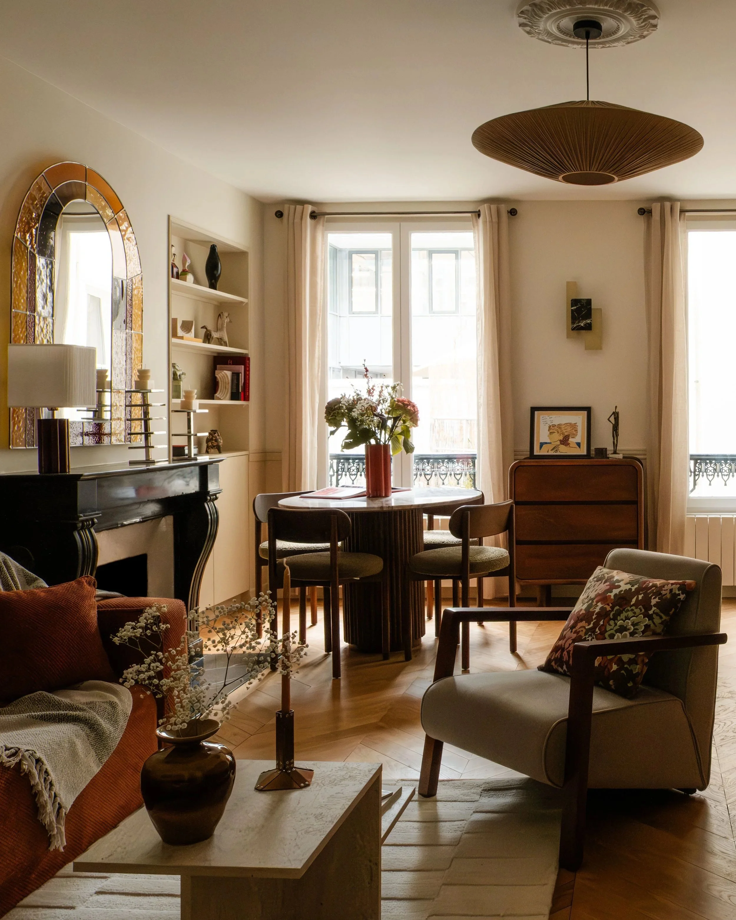 Rénovation d'un appartement parisien de 50 m² par Studio Andriotis, avec une identité design calme, moderne et cohérente dans la cuisine, la salle à manger, le salon et la chambre à coucher.