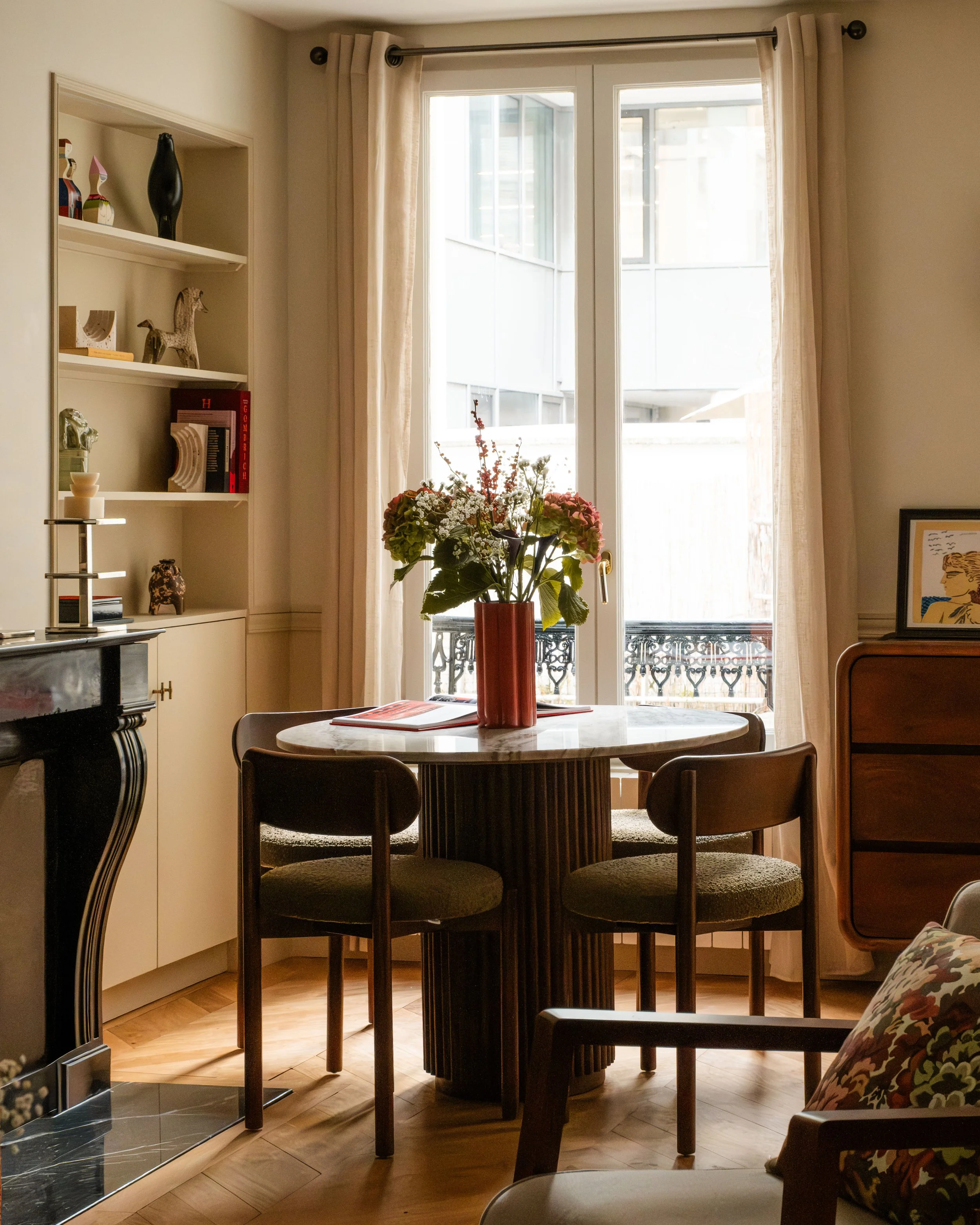Rénovation d'un appartement parisien de 50 m² par Studio Andriotis, avec une identité design calme, moderne et cohérente dans la cuisine, la salle à manger, le salon et la chambre à coucher.
