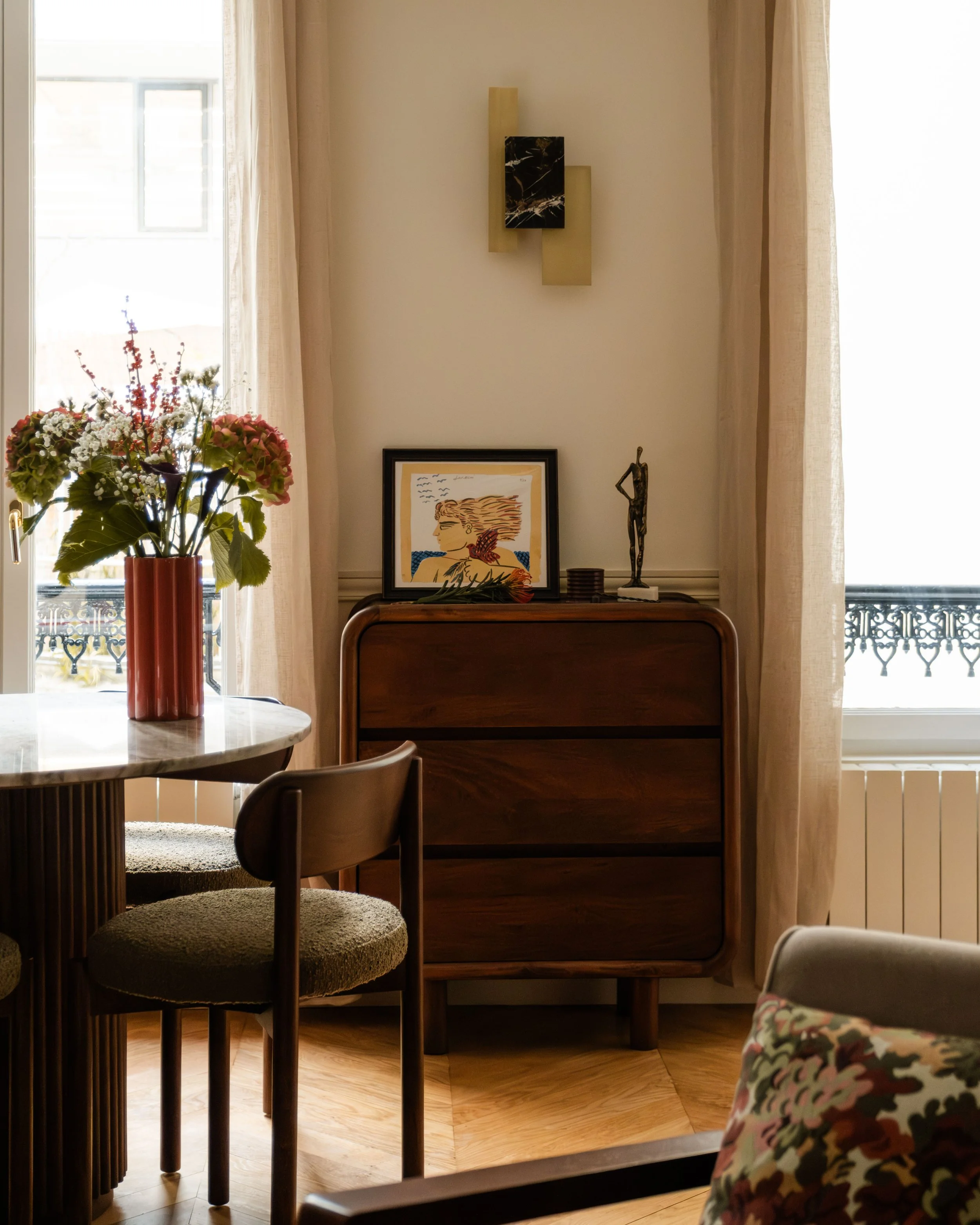 Rénovation d'un appartement parisien de 50 m² par Studio Andriotis, avec une identité design calme, moderne et cohérente dans la cuisine, la salle à manger, le salon et la chambre à coucher.