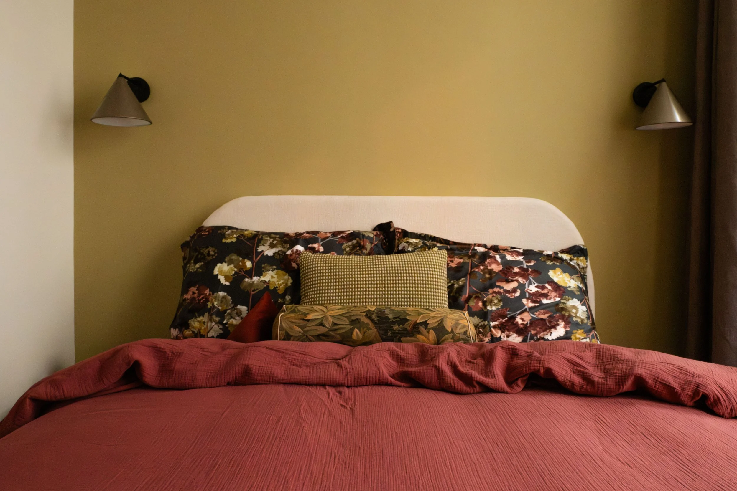 Rénovation d'un appartement parisien de 50 m² par Studio Andriotis, avec une identité design calme, moderne et cohérente dans la cuisine, la salle à manger, le salon et la chambre à coucher.