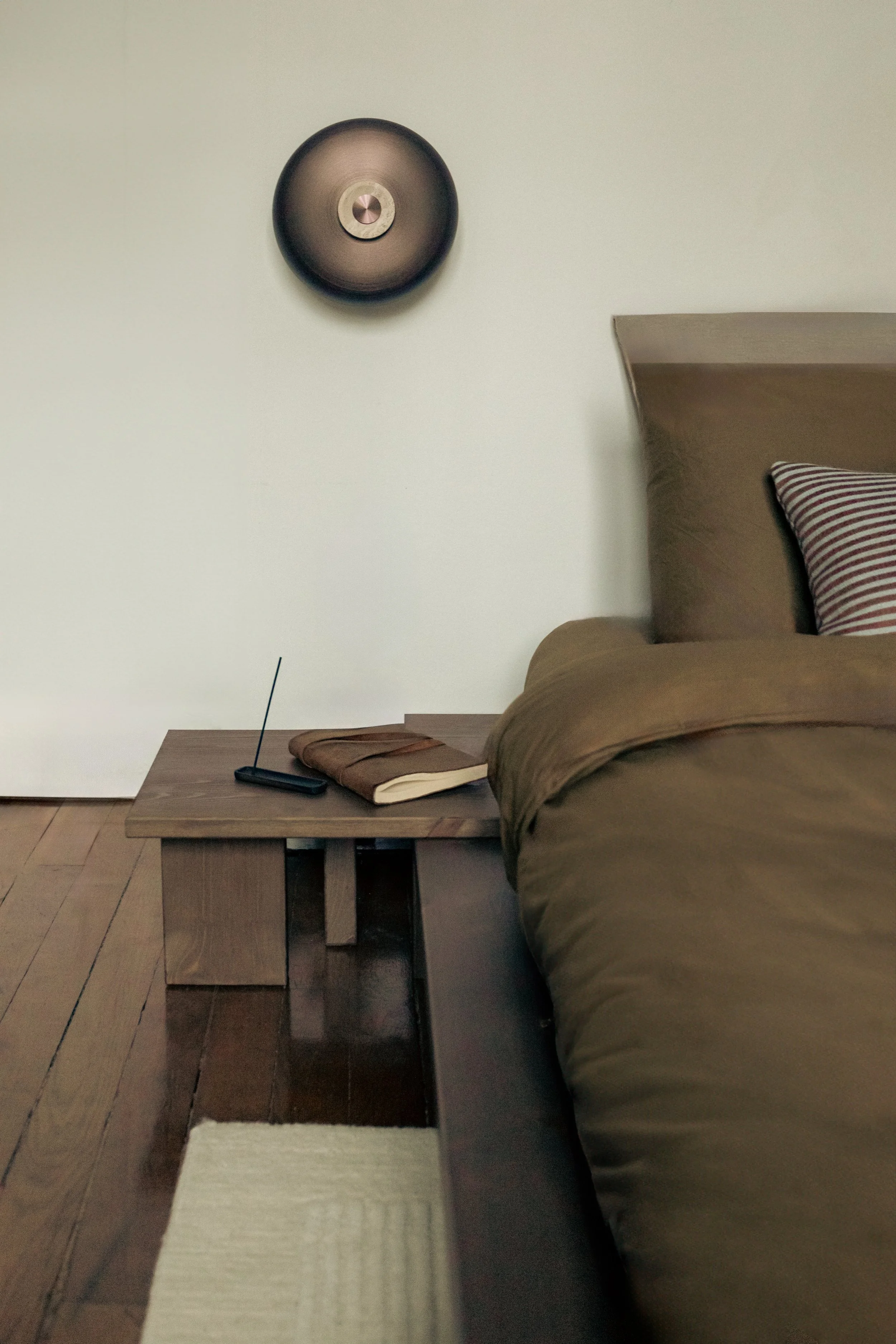 65 m² Paris apartment in Montmartre, reimagined with Scandinavian clarity and discreet japonisant details, combining minimalism, warmth, and functionality.