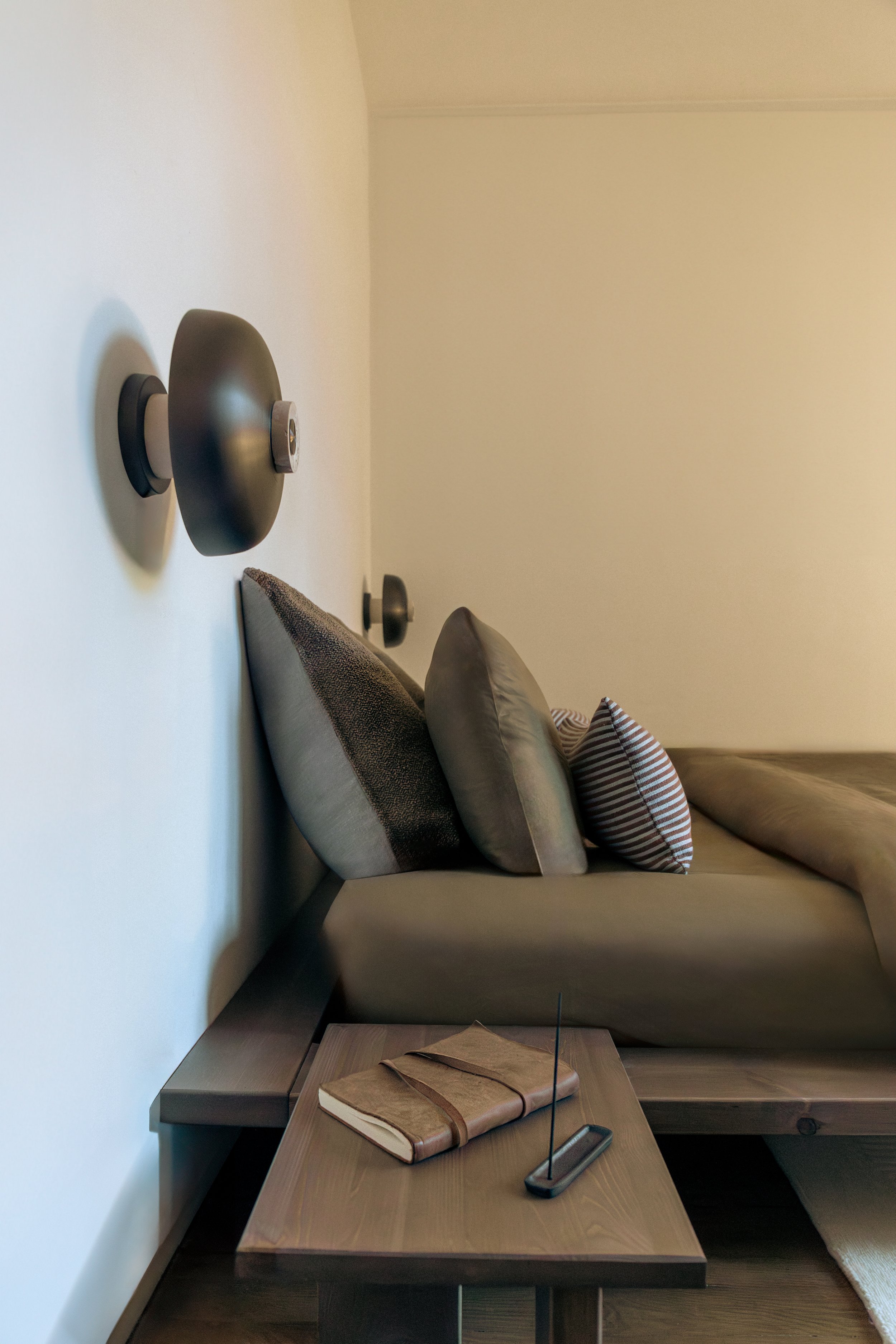 65 m² Paris apartment in Montmartre, reimagined with Scandinavian clarity and discreet japonisant details, combining minimalism, warmth, and functionality.