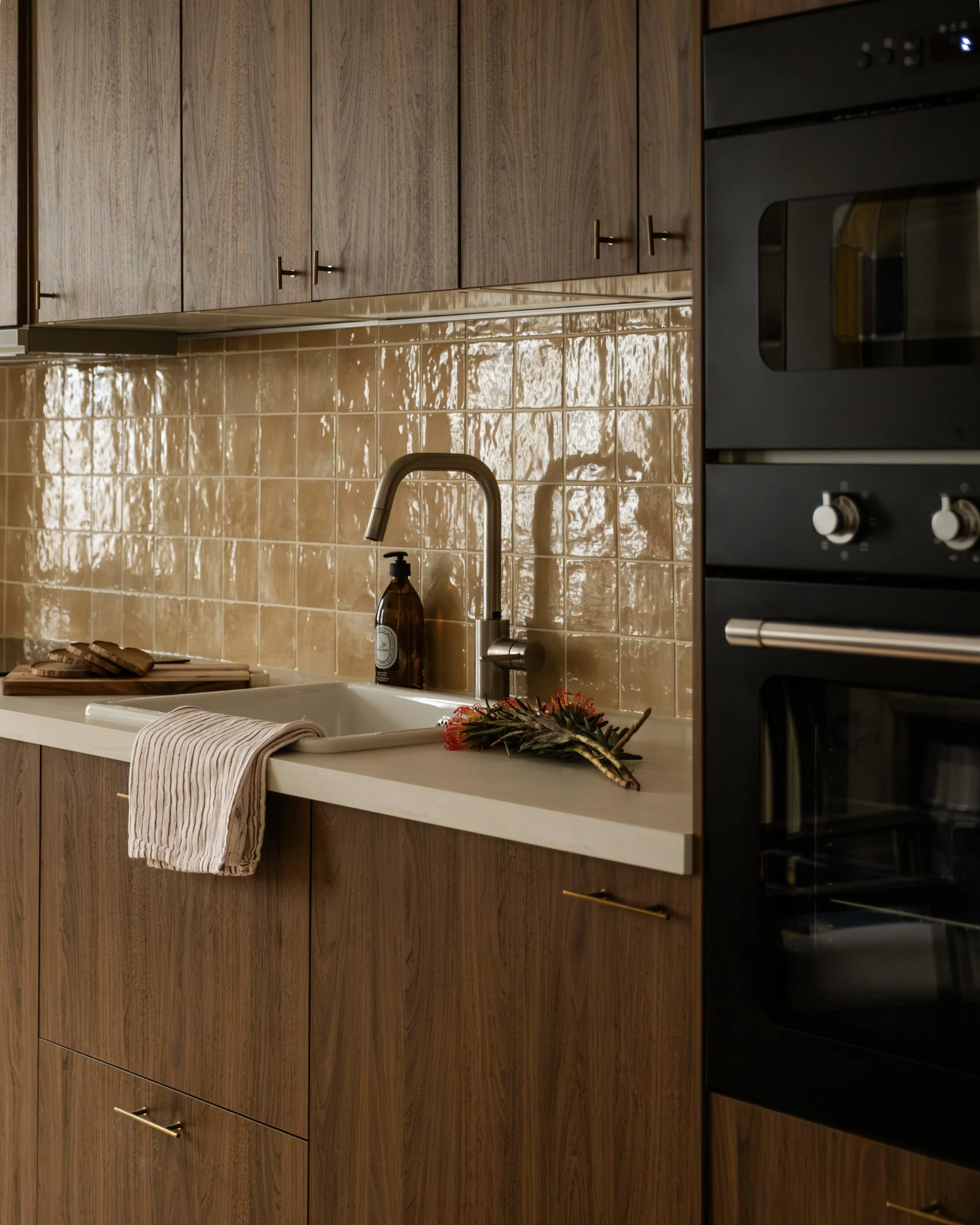 Rénovation d'un appartement parisien de 50 m² par Studio Andriotis, avec une identité design calme, moderne et cohérente dans la cuisine, la salle à manger, le salon et la chambre à coucher.