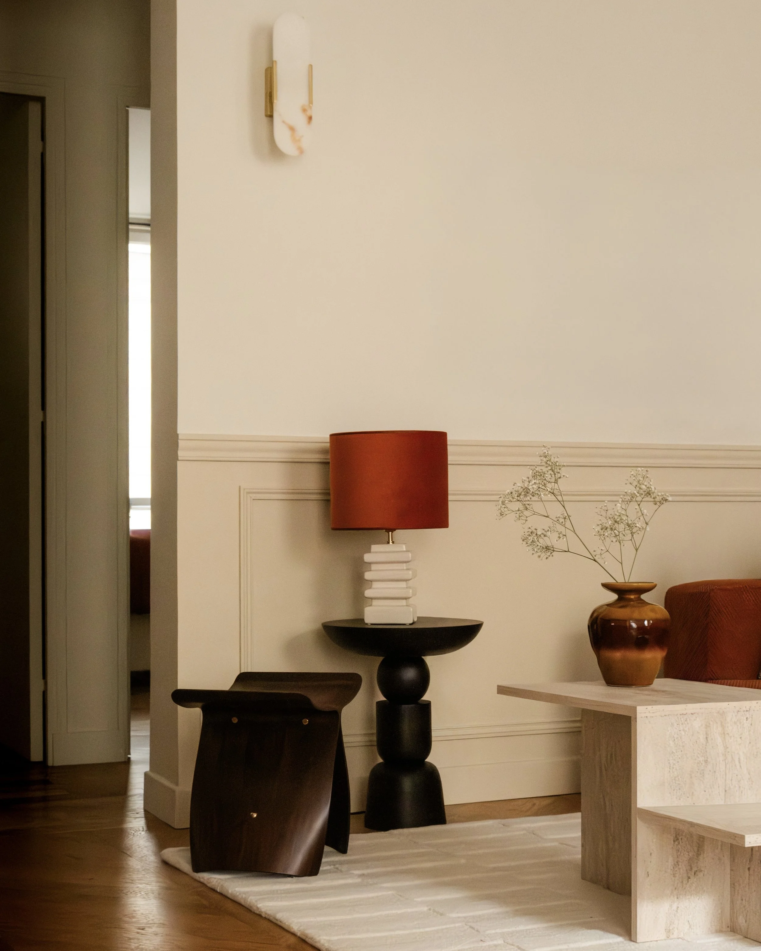 Rénovation d'un appartement parisien de 50 m² par Studio Andriotis, avec une identité design calme, moderne et cohérente dans la cuisine, la salle à manger, le salon et la chambre à coucher.