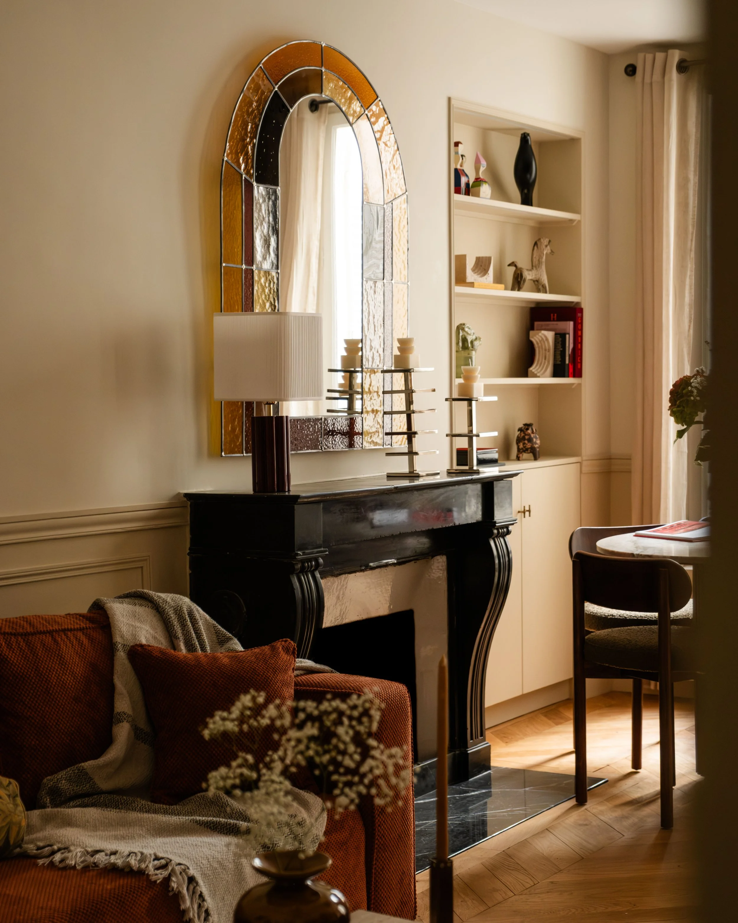 Rénovation d'un appartement parisien de 50 m² par Studio Andriotis, avec une identité design calme, moderne et cohérente dans la cuisine, la salle à manger, le salon et la chambre à coucher.