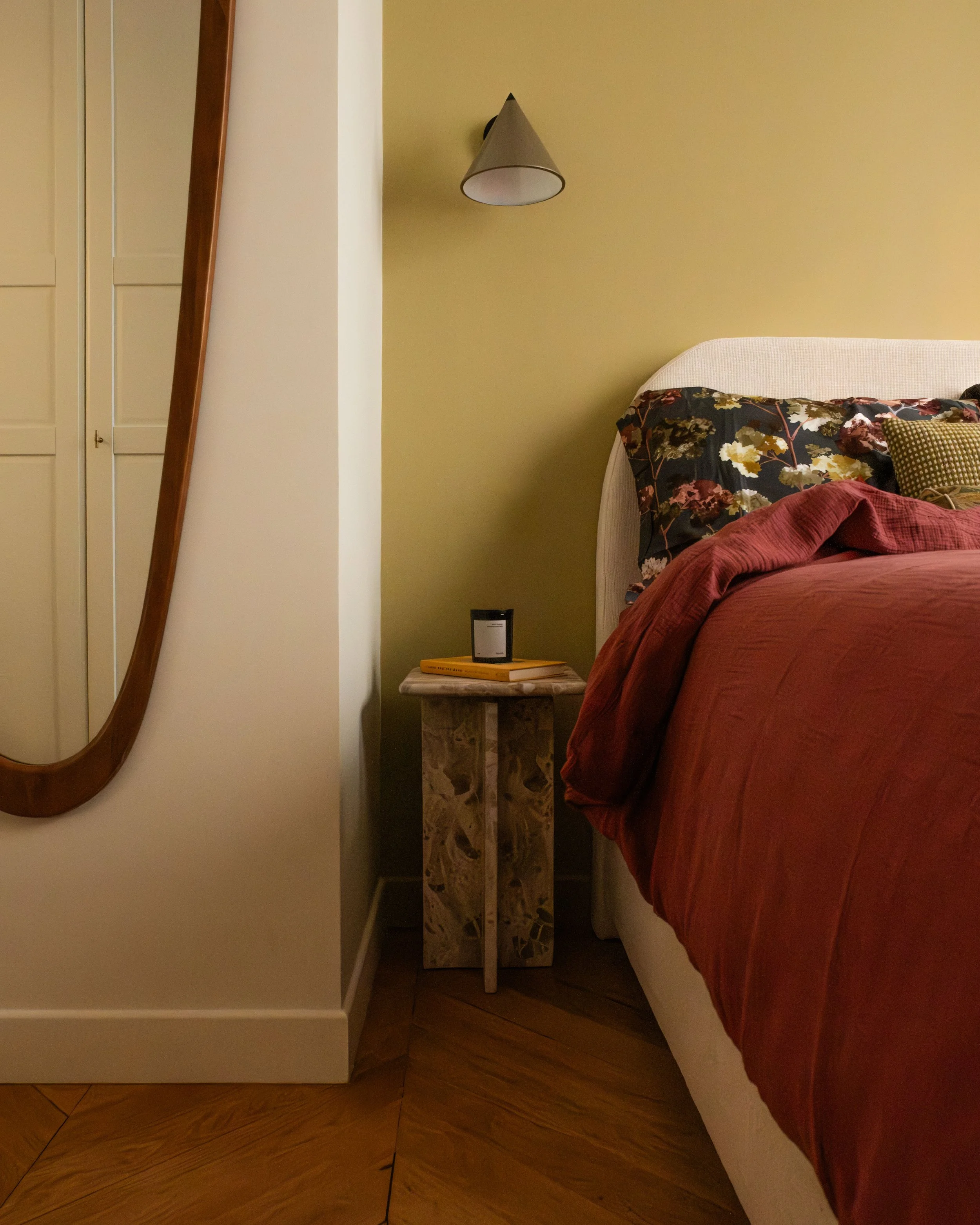 Rénovation d'un appartement parisien de 50 m² par Studio Andriotis, avec une identité design calme, moderne et cohérente dans la cuisine, la salle à manger, le salon et la chambre à coucher.