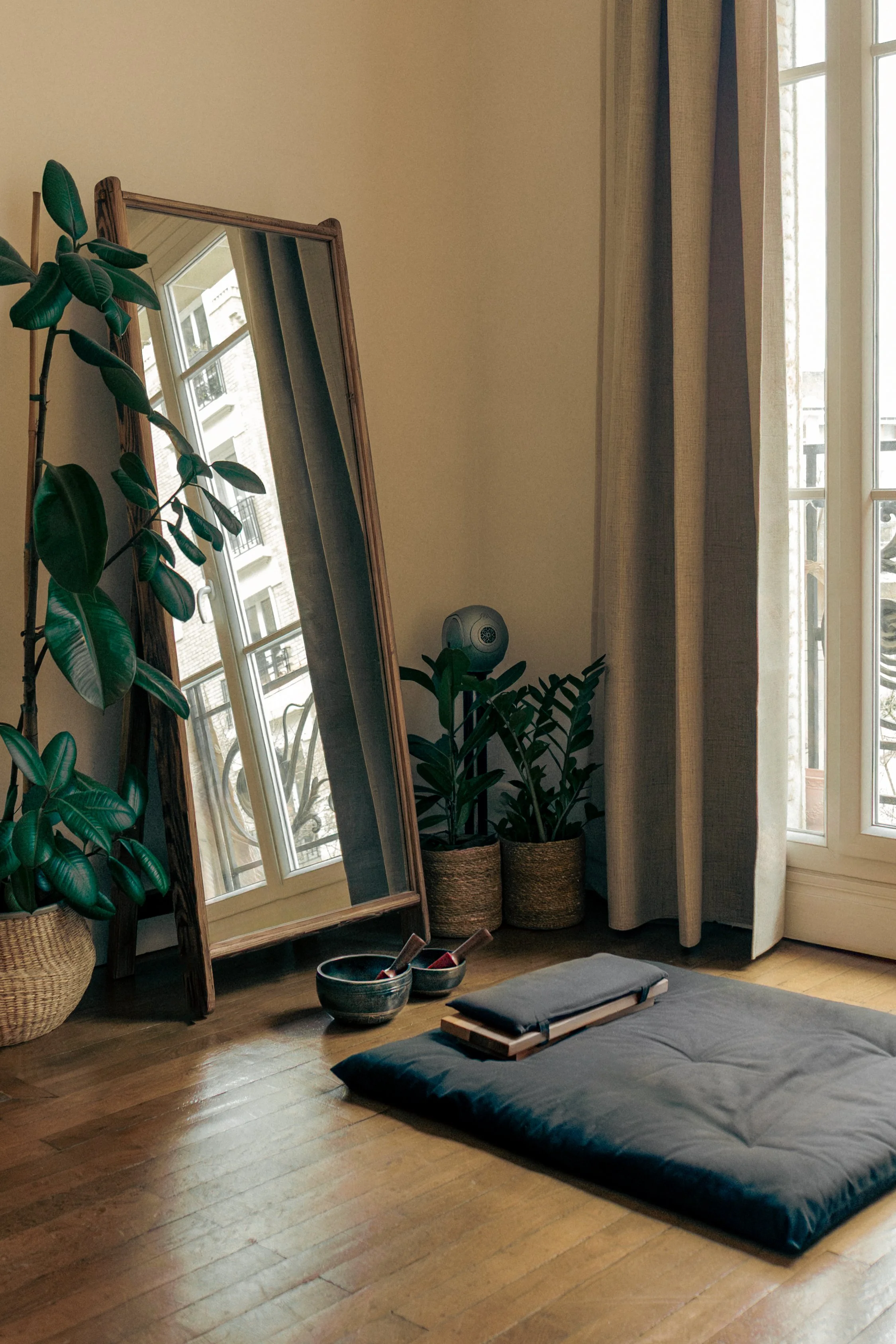 65 m² Paris apartment in Montmartre, reimagined with Scandinavian clarity and discreet japonisant details, combining minimalism, warmth, and functionality.