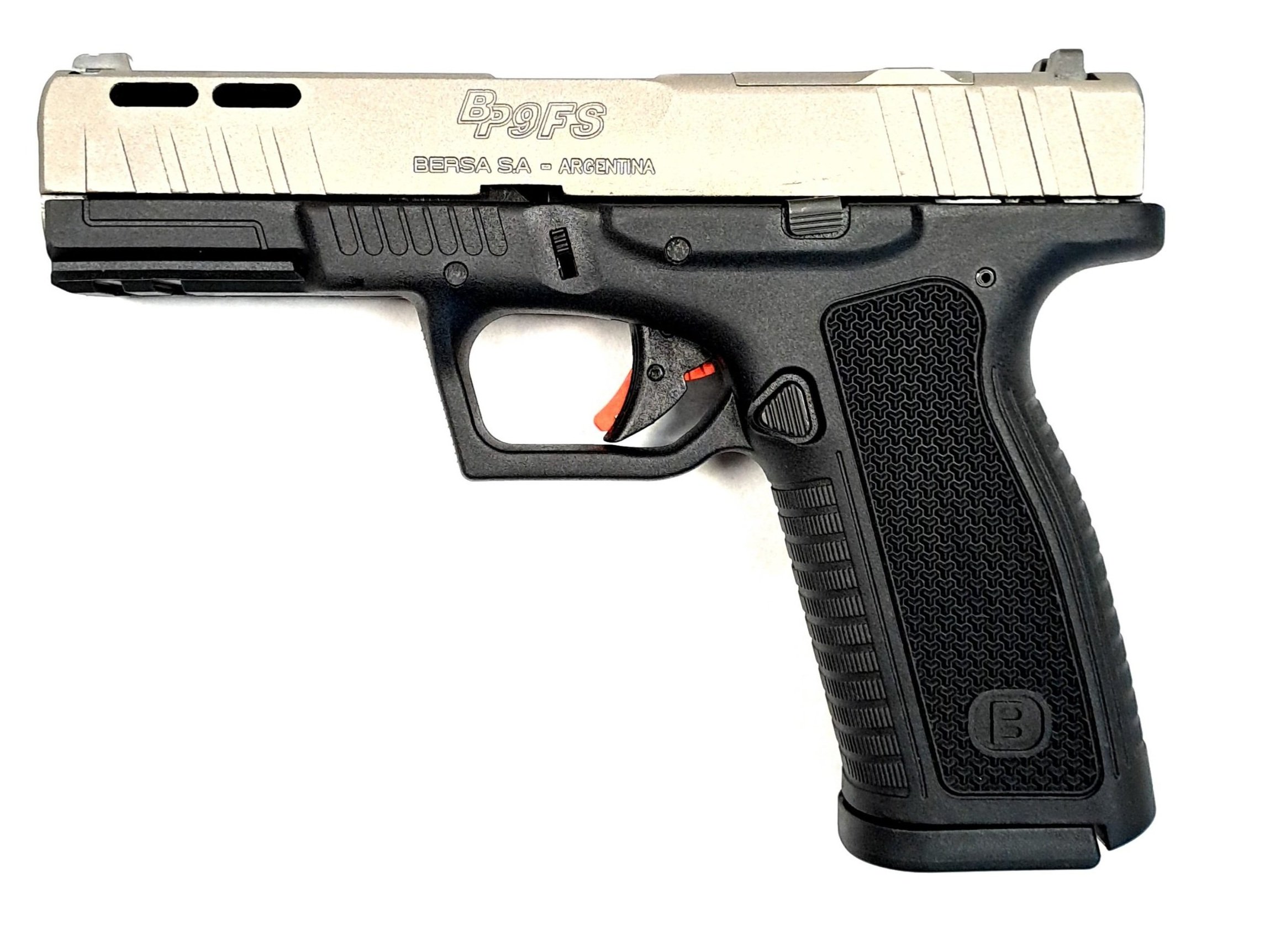 Calibre: 9mm / Acción: Simple percutor lanzado / Cañón: 108 mm, poligonal, 202 mm de paso / Peso: 750 grs / Cargador: 17 cartuchos / Funcionamiento: Semiautomático
