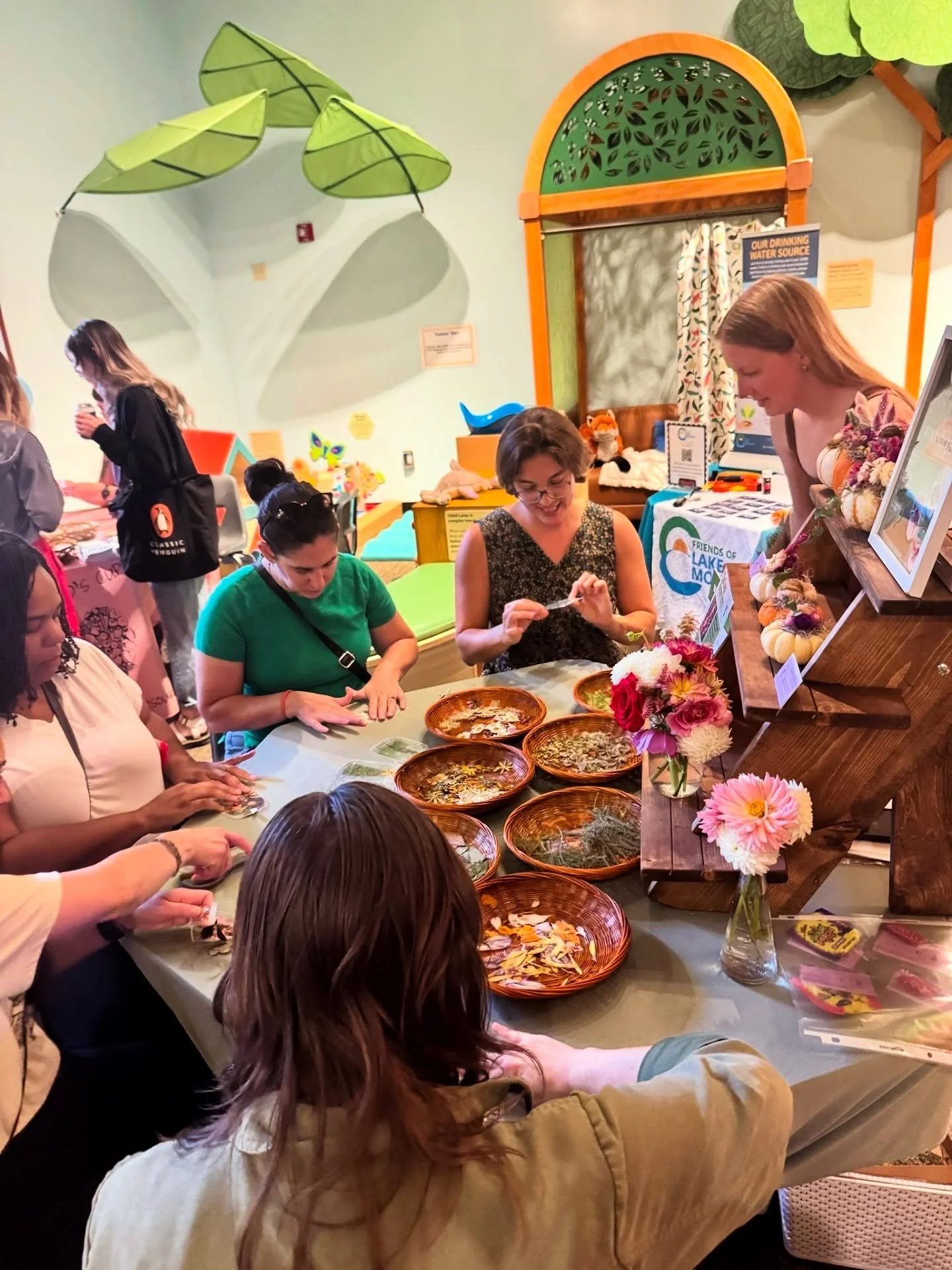 We had so much fun helping friends make pressed flower bookmarks during the Boozy Book Fair last night! We went through over 100 bookmarks in 3 hours 😮&zwj;💨 thanks, friends! 

See you all later this month for a dried flowers &amp; pumpkin workshop