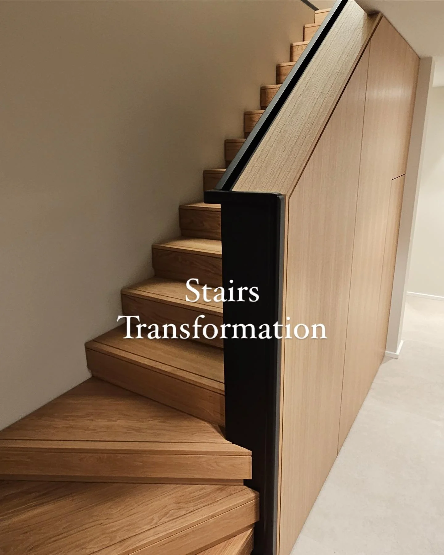 Staircase transformation from a recent project🪜
Solid oak wood steps with a black painted handrail. On the side, oak panels with access to under stairs storage room. 

#joinery #carpentry #kitchen #kitchendesign
#interiordesign #woodwork #bespokefur