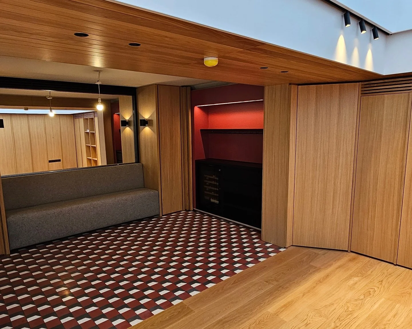 Hidden behind sliding oak veneer doors, a stunning red painted bar featuring antique brass hooks, LED lighting, and a wine cooler.🍷
#joinery #carpentry #bespokefurniture #london #bar #joinery #design #interiordesign #kitchen #kitchendesign #kitchen