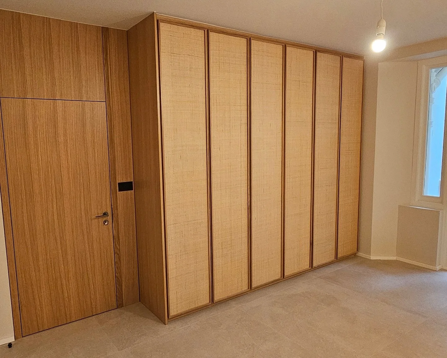 Wardrobe made of MDF veneered European oak with solid wood frame and inserted mesh doors. Inside: shelves, drawers, and hanging rails, painted in clear lacquer with a matte finish.
#joinery#carpentry #kitchen #kitchendesign
#interiordesign #woodwork