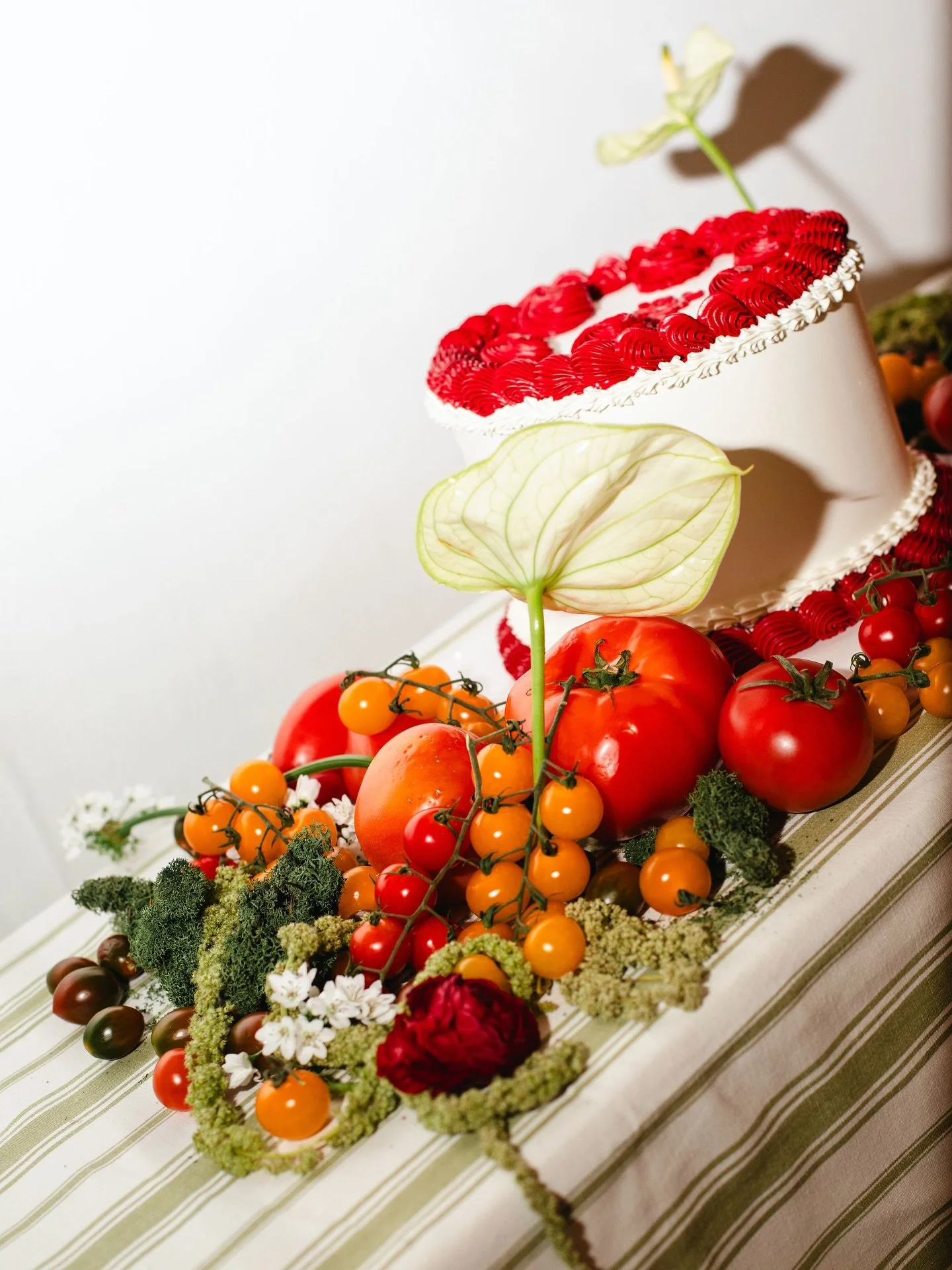 it was &ldquo;love at first slice&rdquo; 🍕🍅❤️
-
-
-
Planner: @hannahlouiseevents 
Photographer: @humansthroughmylens 
Bar: @sipssocietybar 
Pizza Truck: @thesicilianwheel 
Embroidery: @cozycroissantembroidery 
Florals: @flowersby_ellie 
Linens: @st