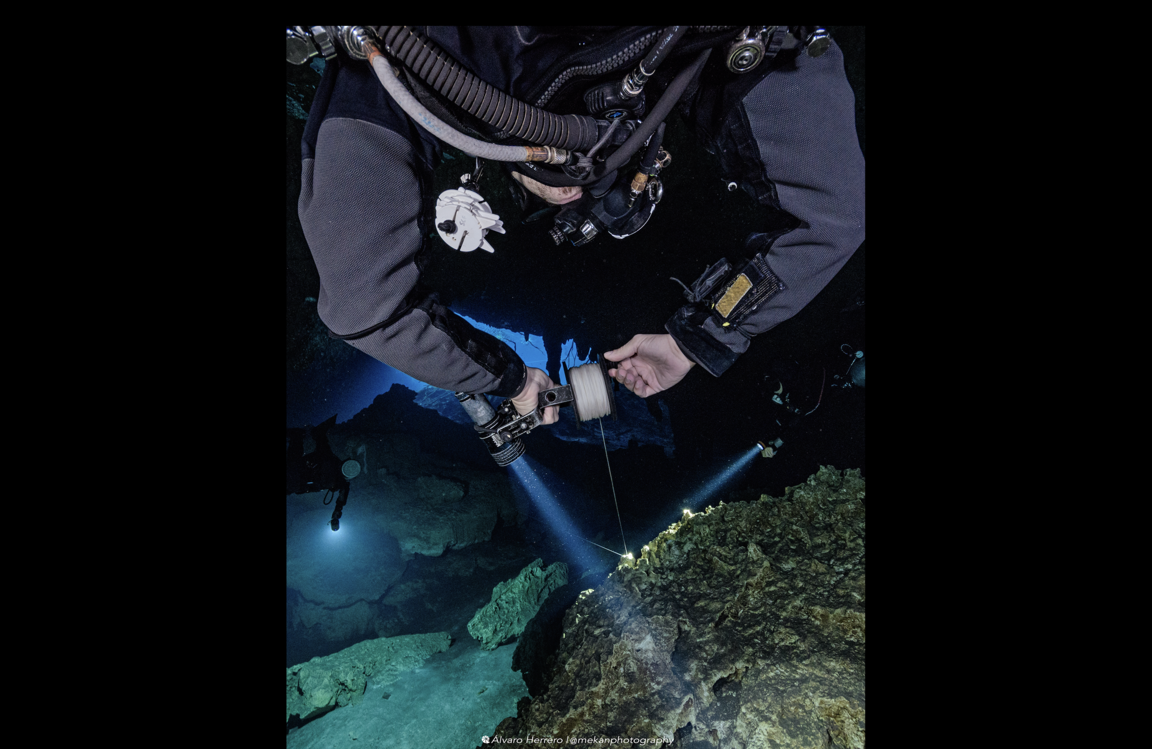 Reeling up after a cave training dive