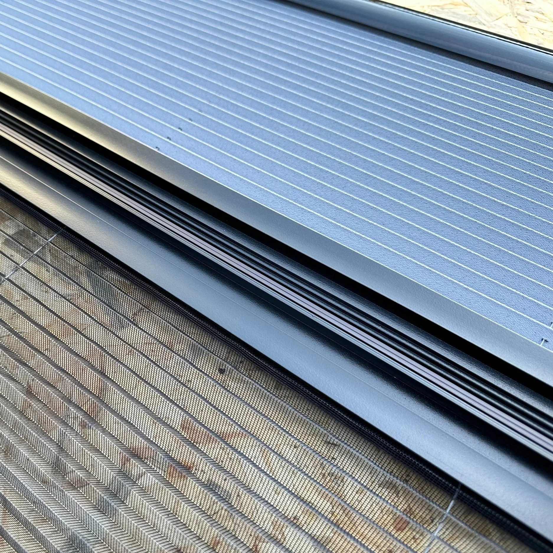 Skylight Blind - Luxury - Black Frame / Grey Materials