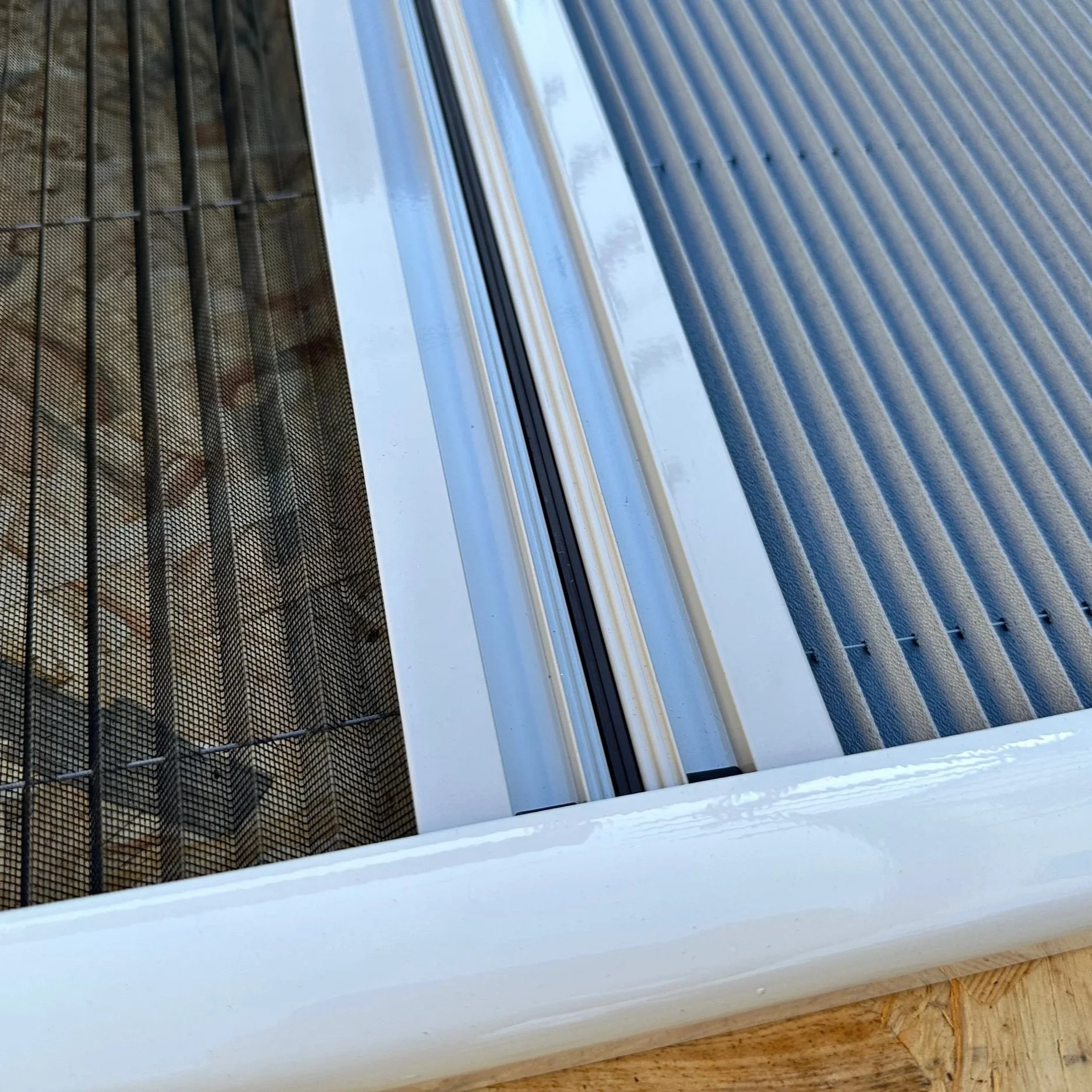 Large - White Frame / Grey Material - Horizontal