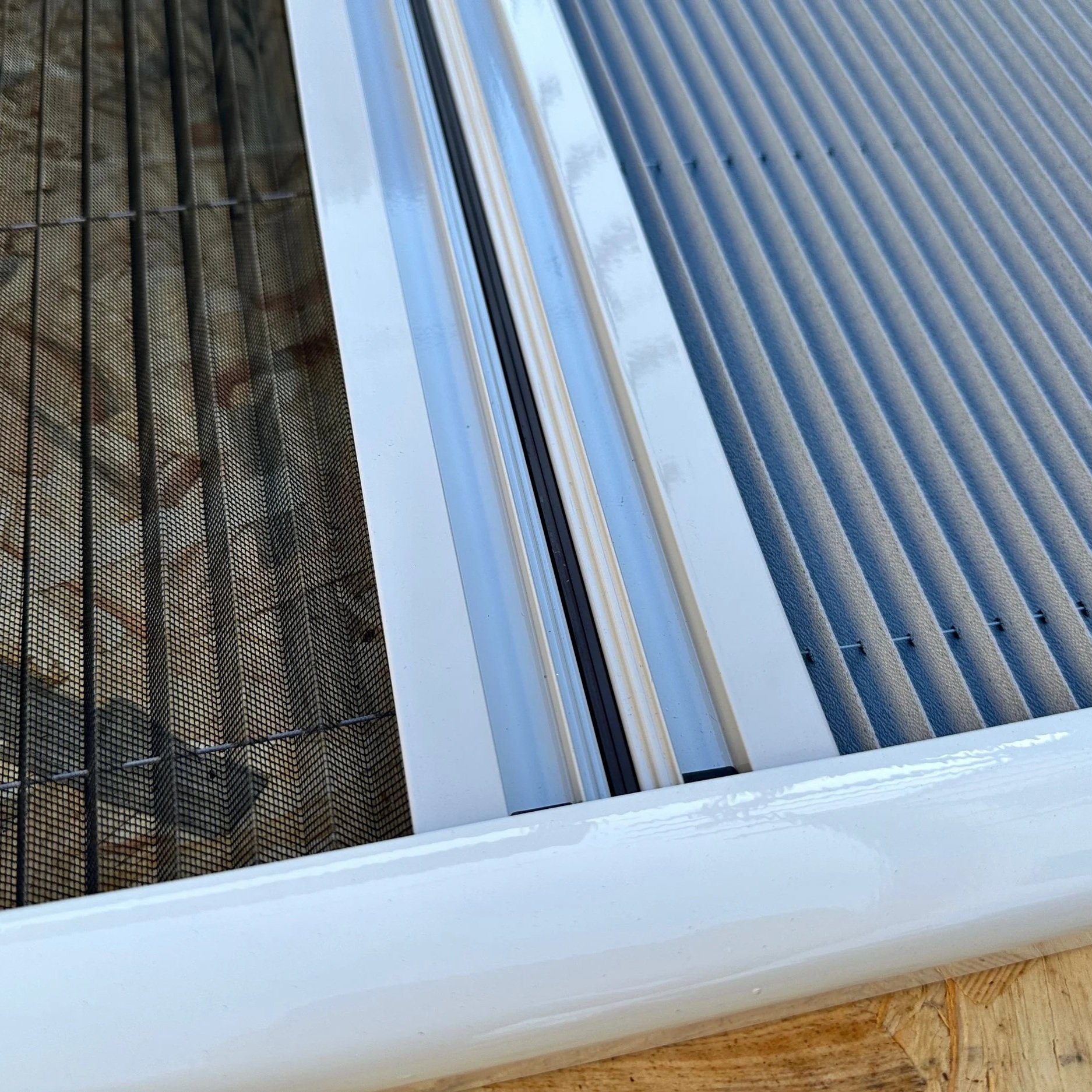 Skylight Blind - Luxury - White Frame / Grey Material