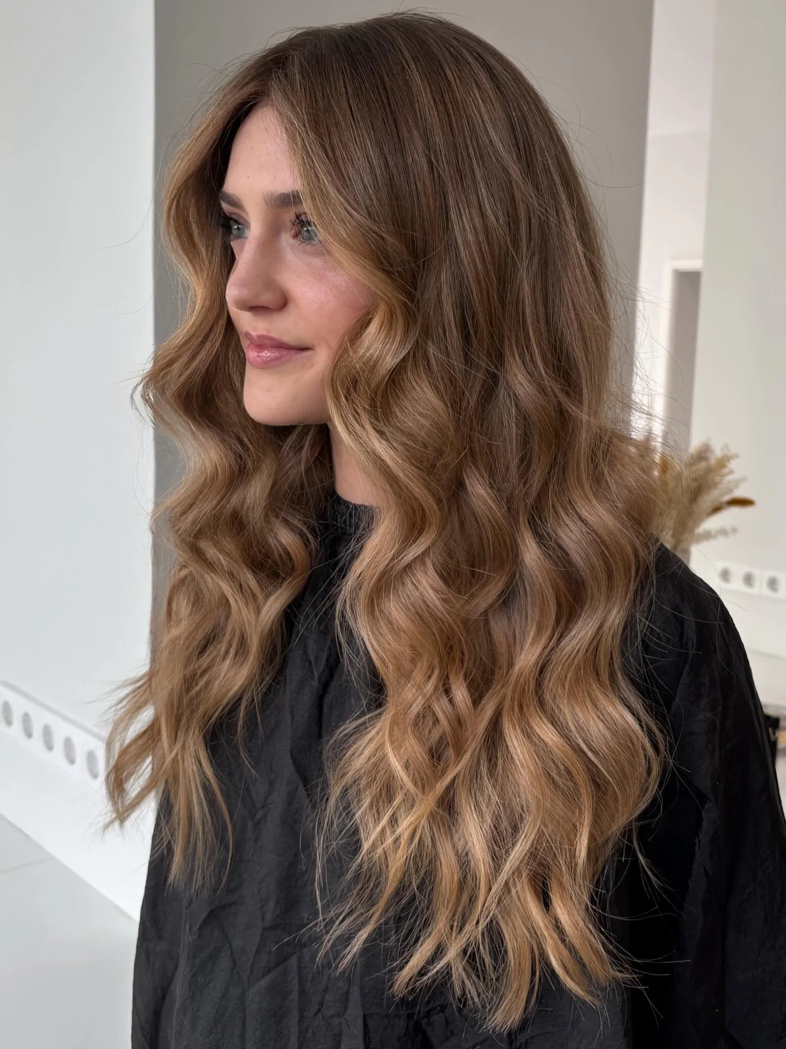 Dear diary&hellip; I heard bronde was in 

Obsessed with this effortless honey-bronde blend 🍯 dimensional, glowy &amp; low maintenance 🐻✨

Rooted with RSEQ: 7N 7NB
Glossed with RSEQ: 9G 9N 9Gro 8C drop 10AA

#bronde #livedinhair #dimensionalblonde 
