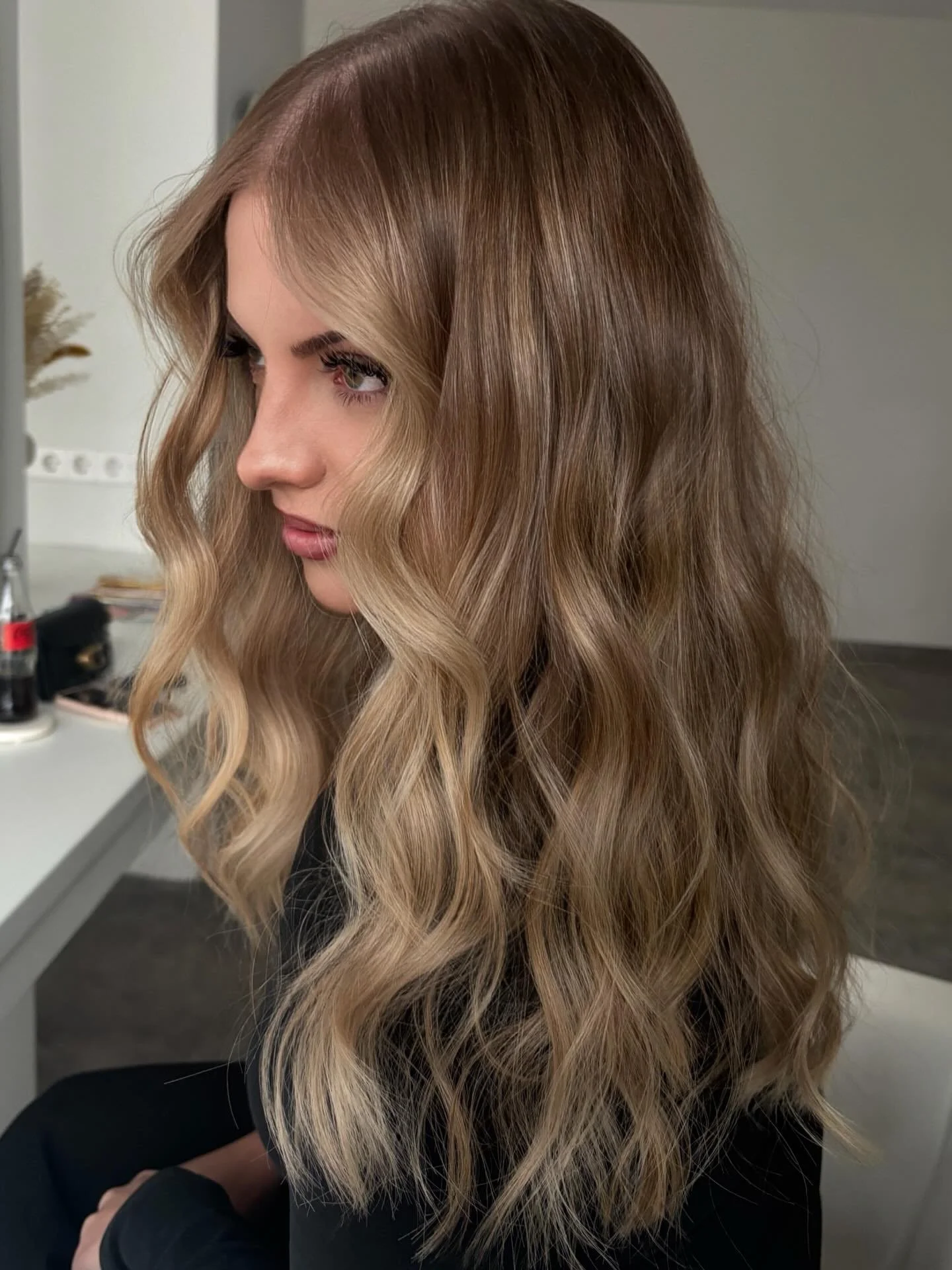 Bright blonde where it hits, blended where it matters 🤎✨

Extra soft transitions for that seamless grow-out 
low maintenance, long-lasting, always effortless 🌞🌊 

This is your sign to stop fighting your natural color &amp; start enhancing it with 