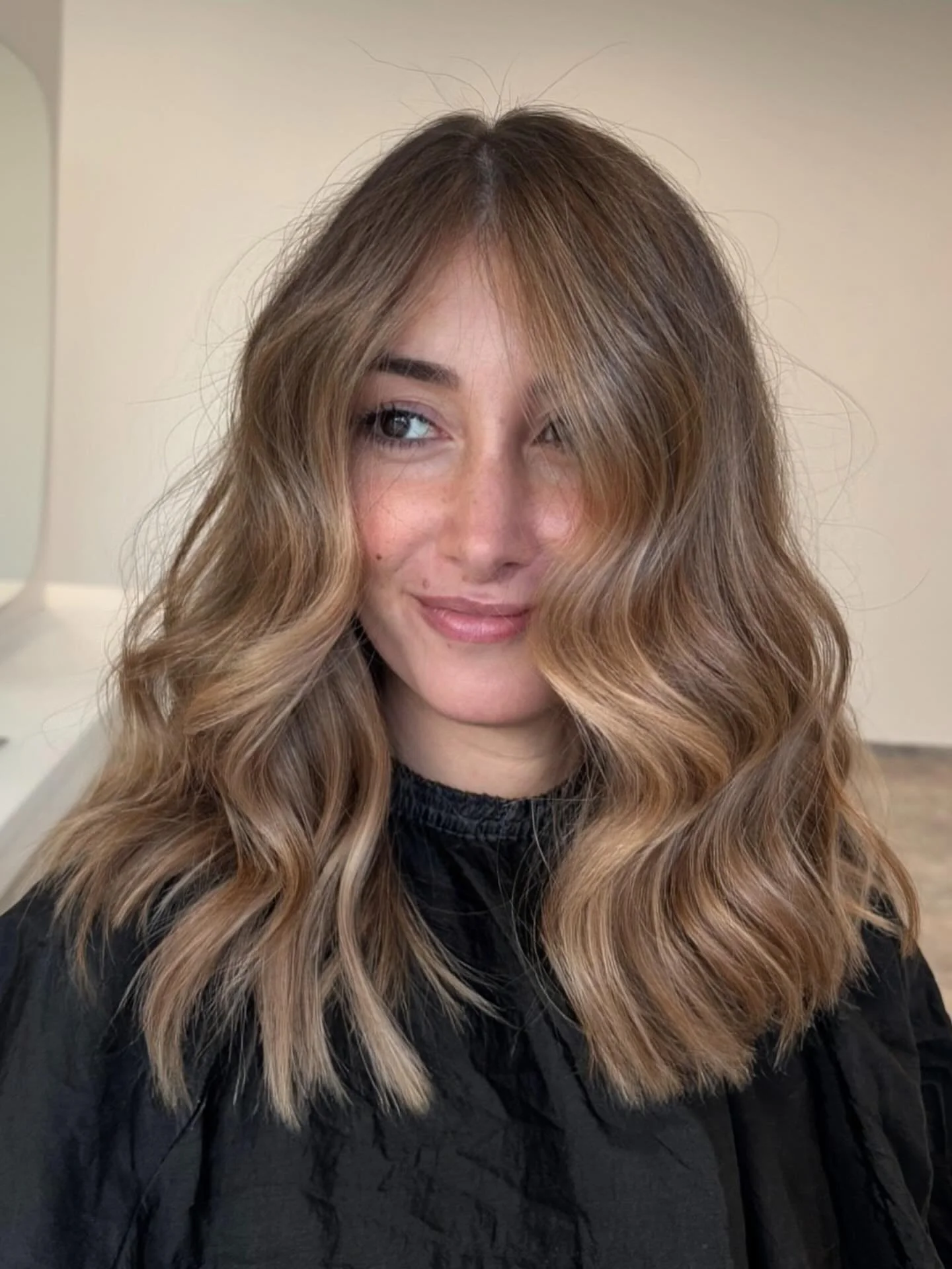 This is what a true hair transformation looks like 🤎✨

She came in with a strong golden tone and a grow-out that felt heavy and disconnected.
Our goal? Softness. Dimension. Harmony.

> Created soft transitions with no harsh lines
> Neutralized