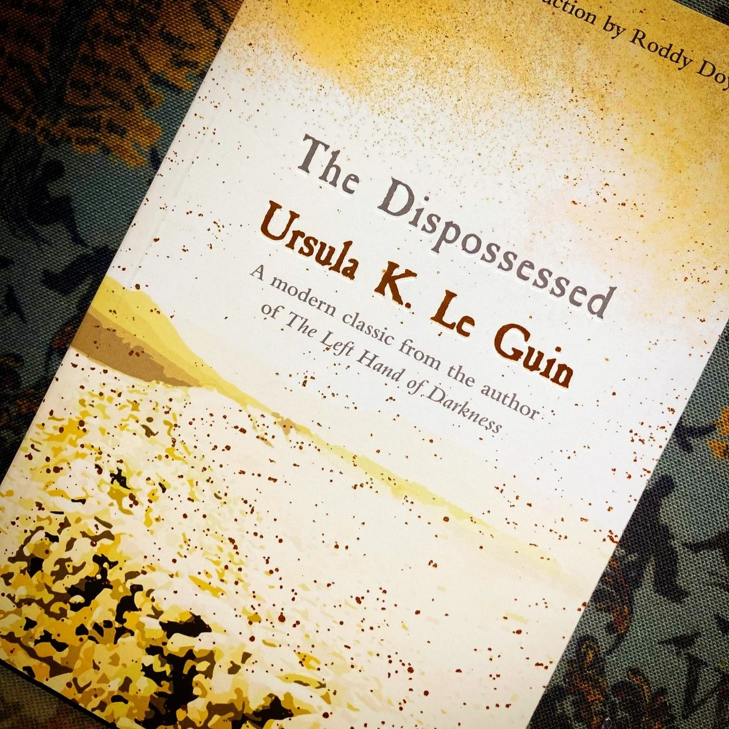 Blurbs in the wild: Science fiction often takes an idea or metaphor and makes it real, concretising the abstract. In this @gollancz blurb for @ursulakleguin The Dispossessed, the SF is stripped away so that we are pitching the big ideas: a story of w
