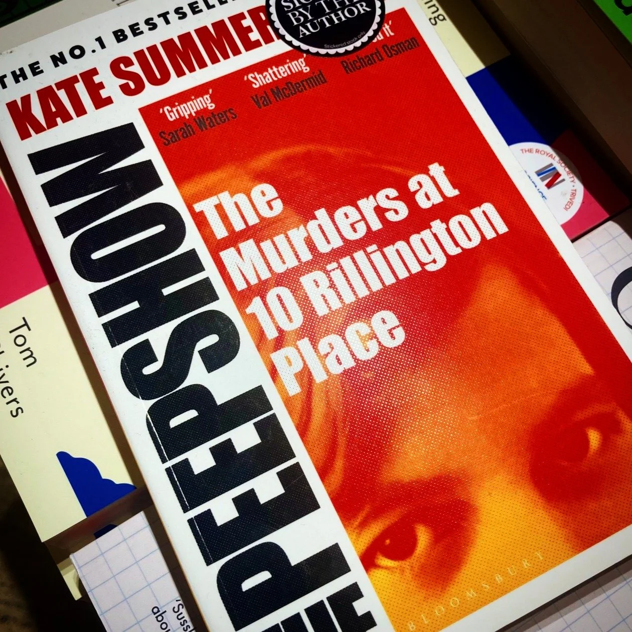 Blurbs in the wild: Start small, end big. @bloomsburypublishing and Kate Summerscale's The Peepshow blurb starts with a grisly find, the small ordinary details bringing the scene to life. 

Then it expands outward, the horrors within beguiling a nati