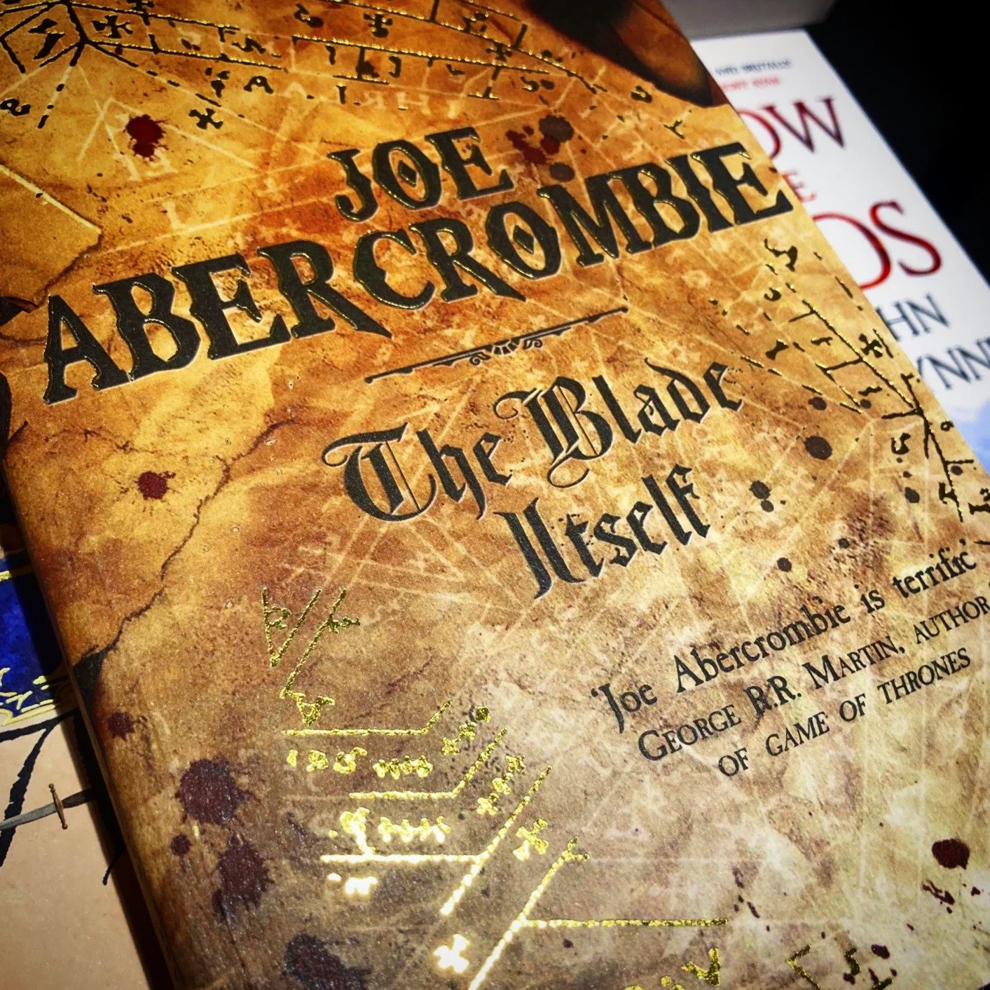 Blurbs in the wild: This old warhorse! After all these years @gollancz and @literarysewer The Blade Itself is still sporting its original cover and blurb.

But this blurb knows something legions of Grim Dark fantasy imitators often forget: it's all a