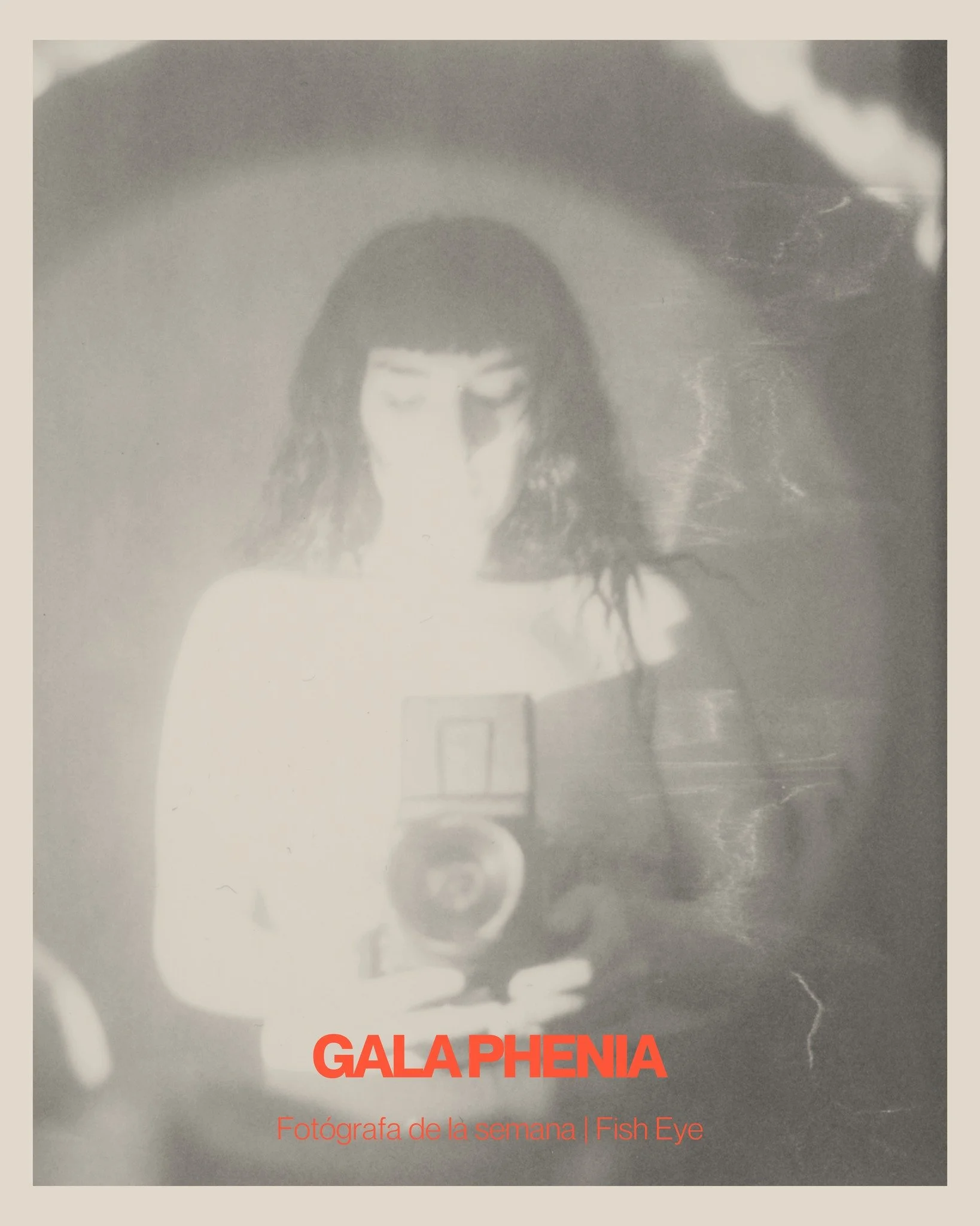 🌙 Gala Phenia como Fot&oacute;grafa de la Semana

Con una mirada que une lo &iacute;ntimo, lo surreal y lo emocional, Gala Phenia ha construido un universo visual donde el autorretrato se convierte en un acto de autoconocimiento y complicidad. Su tr