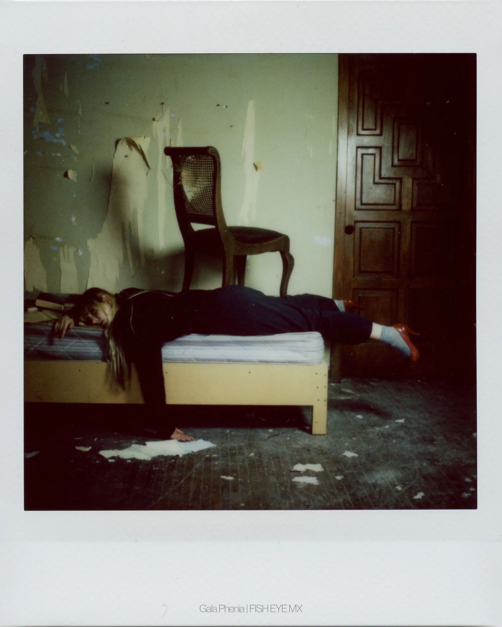 💫 La conexi&oacute;n de Gala Phenia con su fotograf&iacute;a

Para Gala, la fotograf&iacute;a es refugio y salvaci&oacute;n. A trav&eacute;s de ella encontr&oacute; una forma de respirar, observar y expresarse sin necesidad de palabras. Cada imagen 