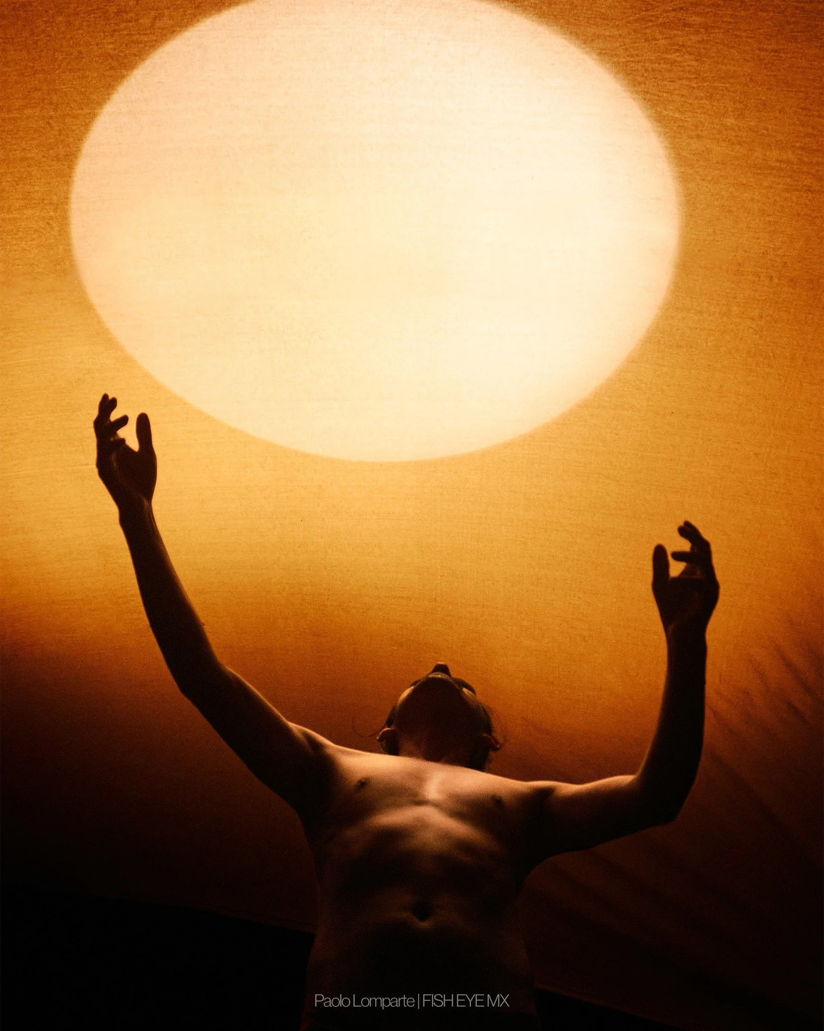 La forma de fotografiar de Paolo Lomparte nace desde la invisibilidad: se mueve como un espectador silencioso que sigue la luz y se adentra en las historias sin interrumpirlas. Trabaja cerca, muy cerca, porque ah&iacute; es donde aparece la verdad: e