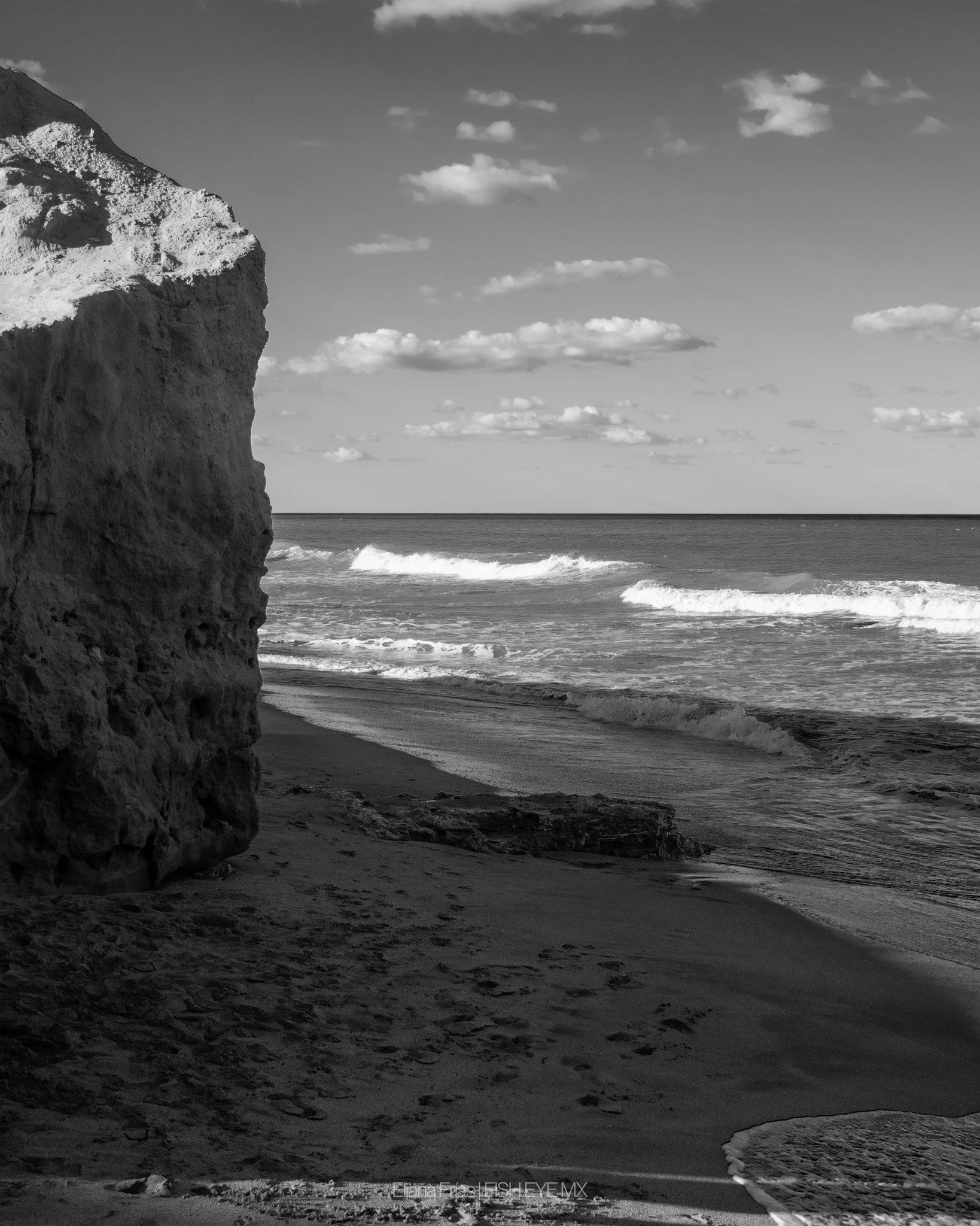 Para Eliana Fr&iacute;as, la fotograf&iacute;a es una prolongaci&oacute;n de su forma de estar en el mundo.
Cada imagen nace del v&iacute;nculo con su entorno, de los recorridos que realiza y de los encuentros que la atraviesan. Sus fotos funcionan c