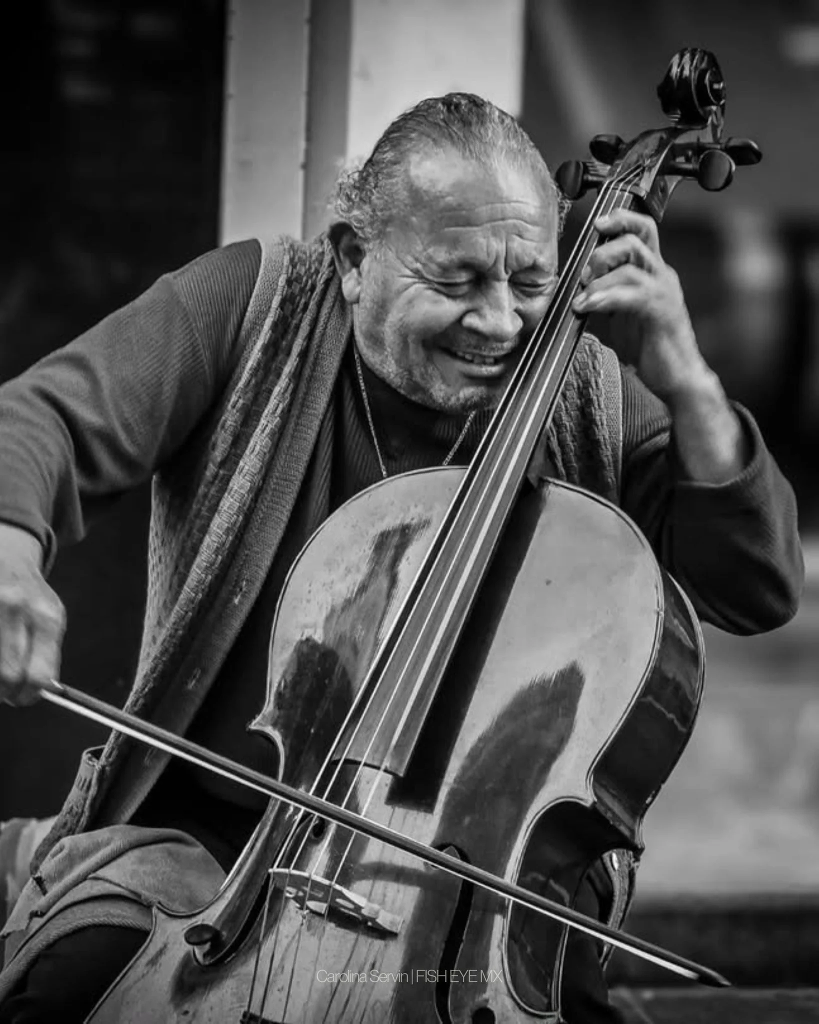 Para Carolina Serv&iacute;n, la fotograf&iacute;a nace de una relaci&oacute;n atenta y consciente con el entorno. Su pr&aacute;ctica se construye desde la observaci&oacute;n paciente, la escucha y el respeto: permanecer, mirar, esperar a que la escen