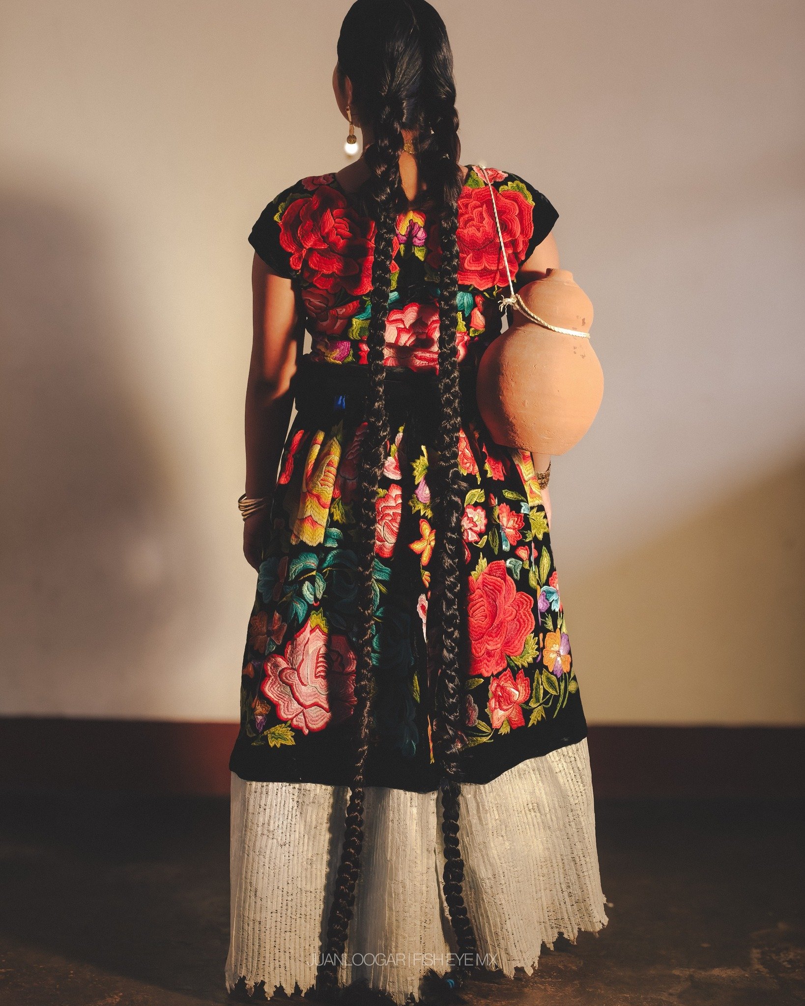 Para JUANLOOGAR, fotografiar es un proceso que se construye con tiempo. Cada sesi&oacute;n comienza mucho antes de tomar la c&aacute;mara: en la idea, en la emoci&oacute;n y en la intuici&oacute;n que se va formando poco a poco hasta tomar forma.

Su