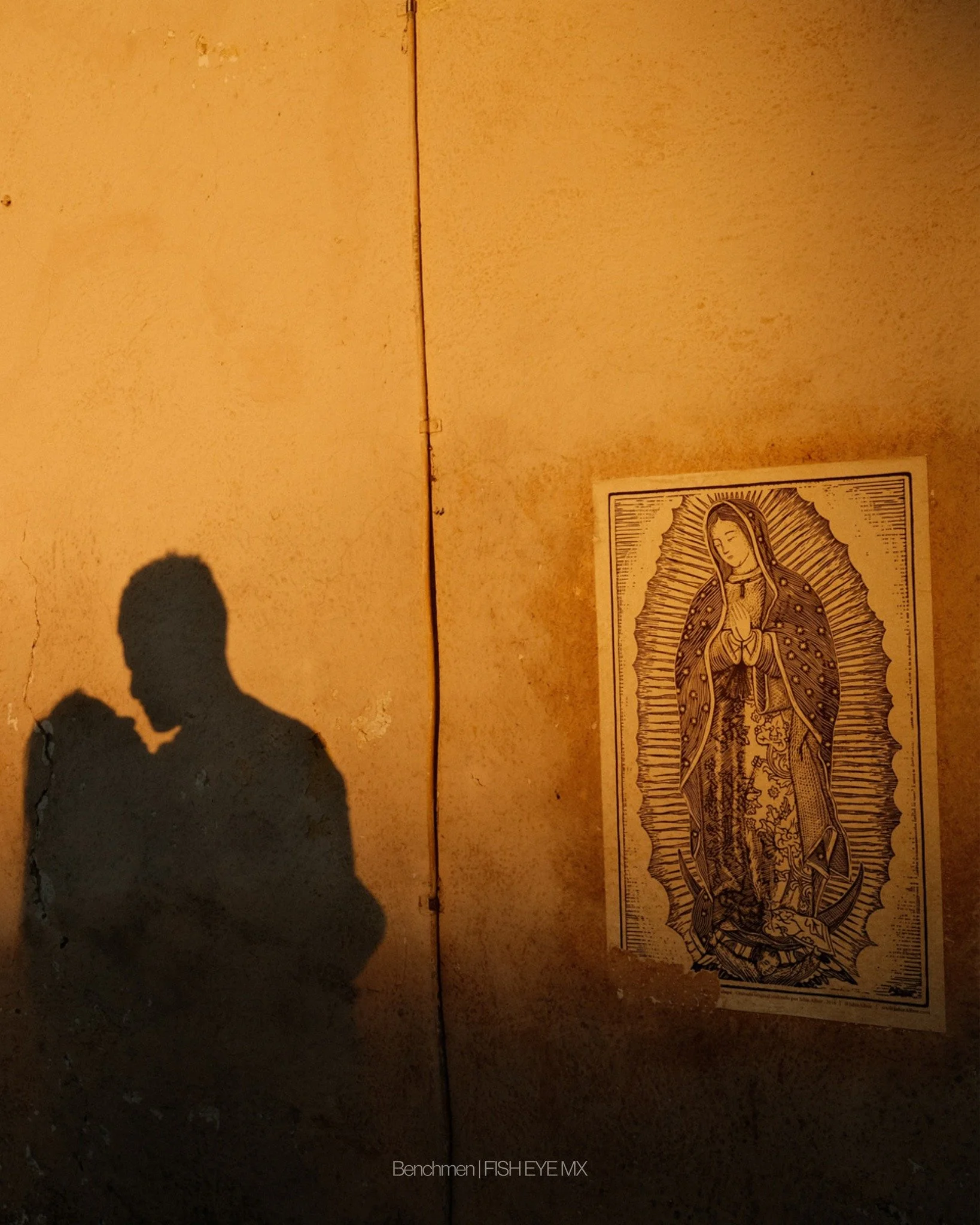 Para Benchmen, la fotograf&iacute;a es una forma de alterar la percepci&oacute;n de lo cotidiano. Sus im&aacute;genes invitan a mirar la realidad desde un &aacute;ngulo inesperado, donde lo com&uacute;n se vuelve extra&ntilde;o y lo urbano adquiere u