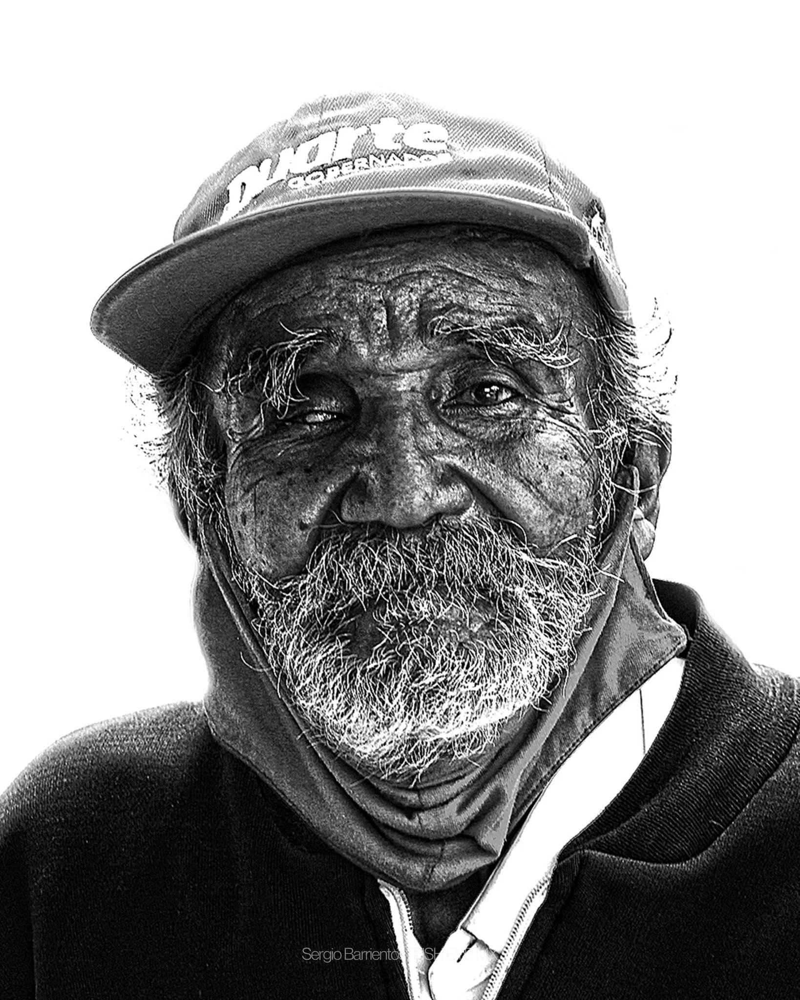 Para Sergio Barrientos, su forma de hacer fotograf&iacute;a se sit&uacute;a entre lo sagrado y lo profundamente humano. Su mirada recorre rituales, tradiciones y gestos cotidianos con una sensibilidad que busca revelar lo que muchas veces queda al ma