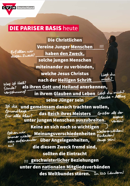 Ein Mann steht an einem Hügel und liest das Buch der Christen, während die Sonne im Hintergrund untergeht.