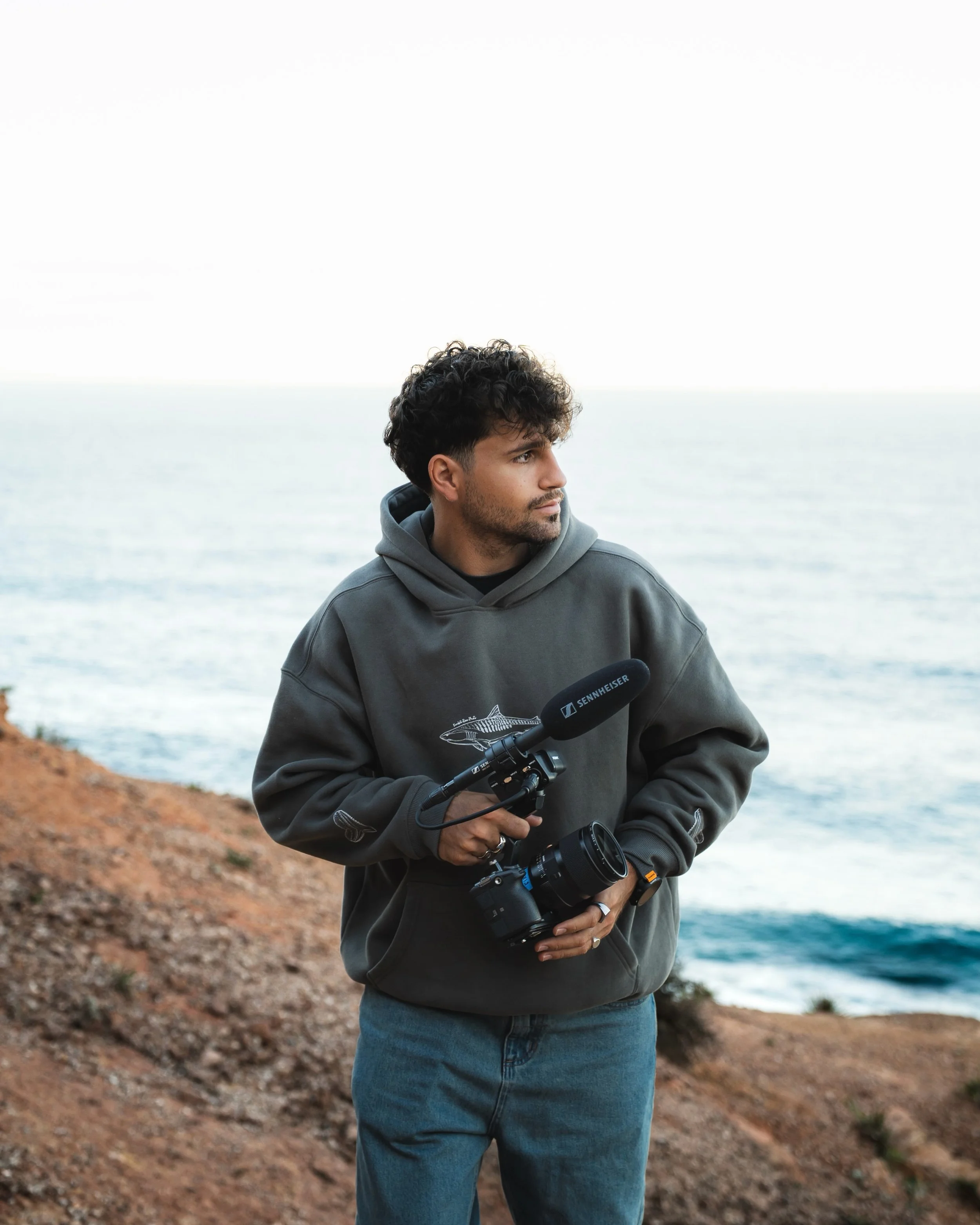 Just me with a camera following a passion. 🎥

Esta vez no hay tiburones ni oc&eacute;ano. Solo yo, mi c&aacute;mara y las ganas de seguir creando.

Nunca he sido de seguir el camino f&aacute;cil o hacer lo que hace todo el mundo. He cometido mil err