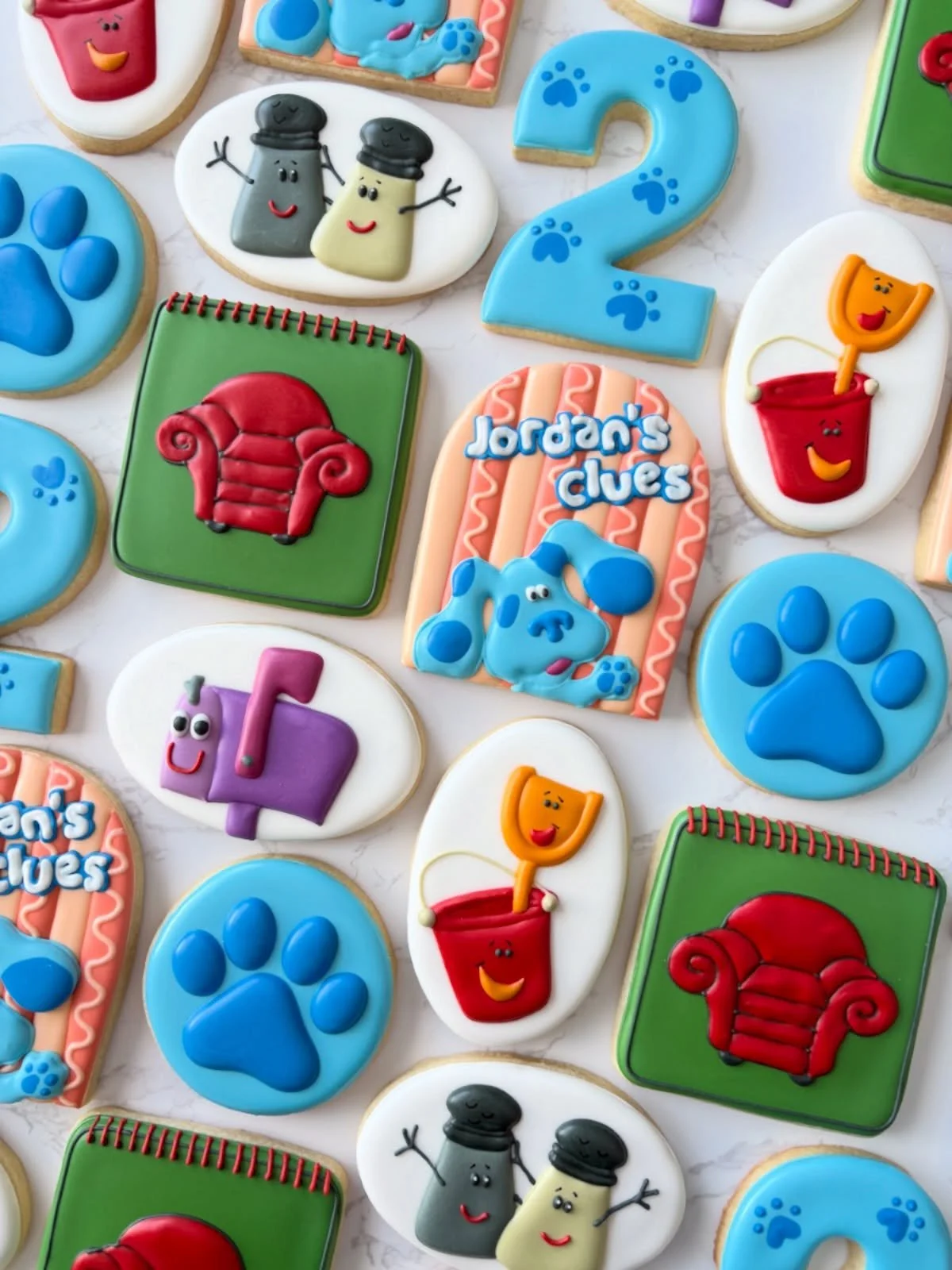 nostalgia with this birthday set!
who else grew up in the 90&rsquo;s with blue&rsquo;s clues?! 💙🐾 

#sugarcookies #royalicing #bluesclues #thesweetrun #cookies
